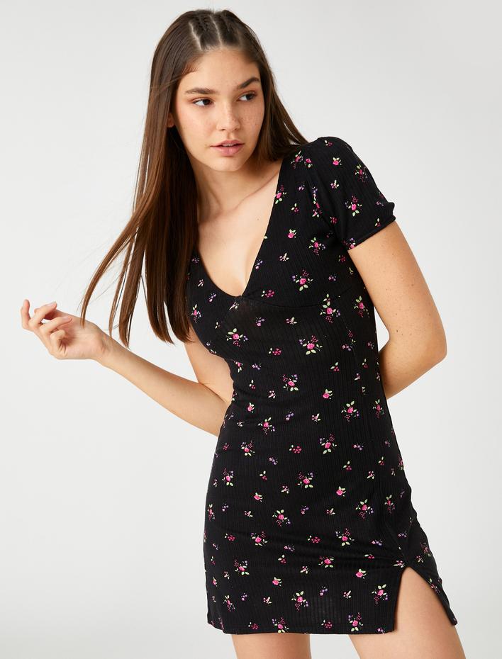  Mini Elbise Çiçekli V Yaka Kısa Kollu Yırtmaç Detaylı