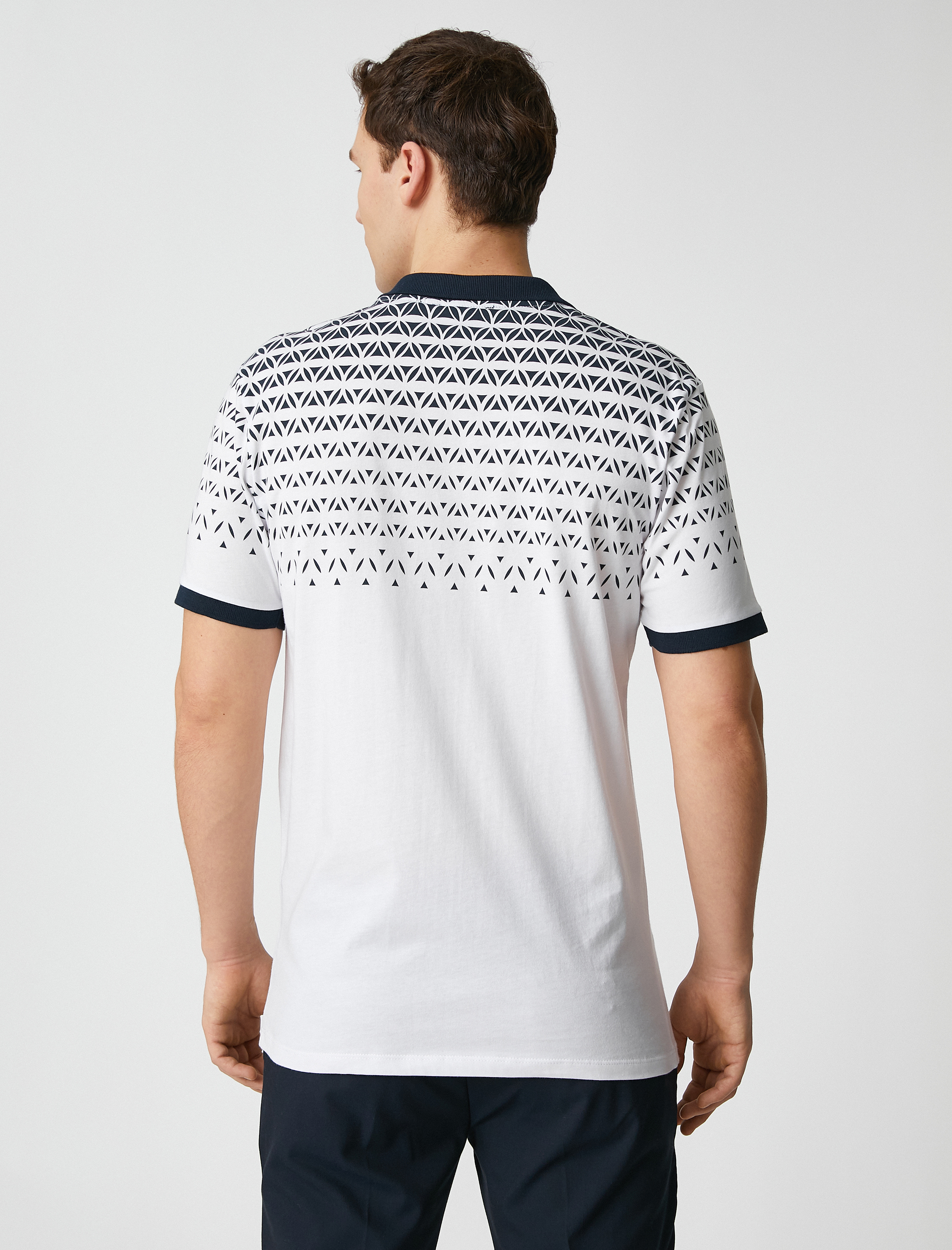   Polo Yaka Tişört Düğmeli Dar Kesim Soyut Baskı Detaylı