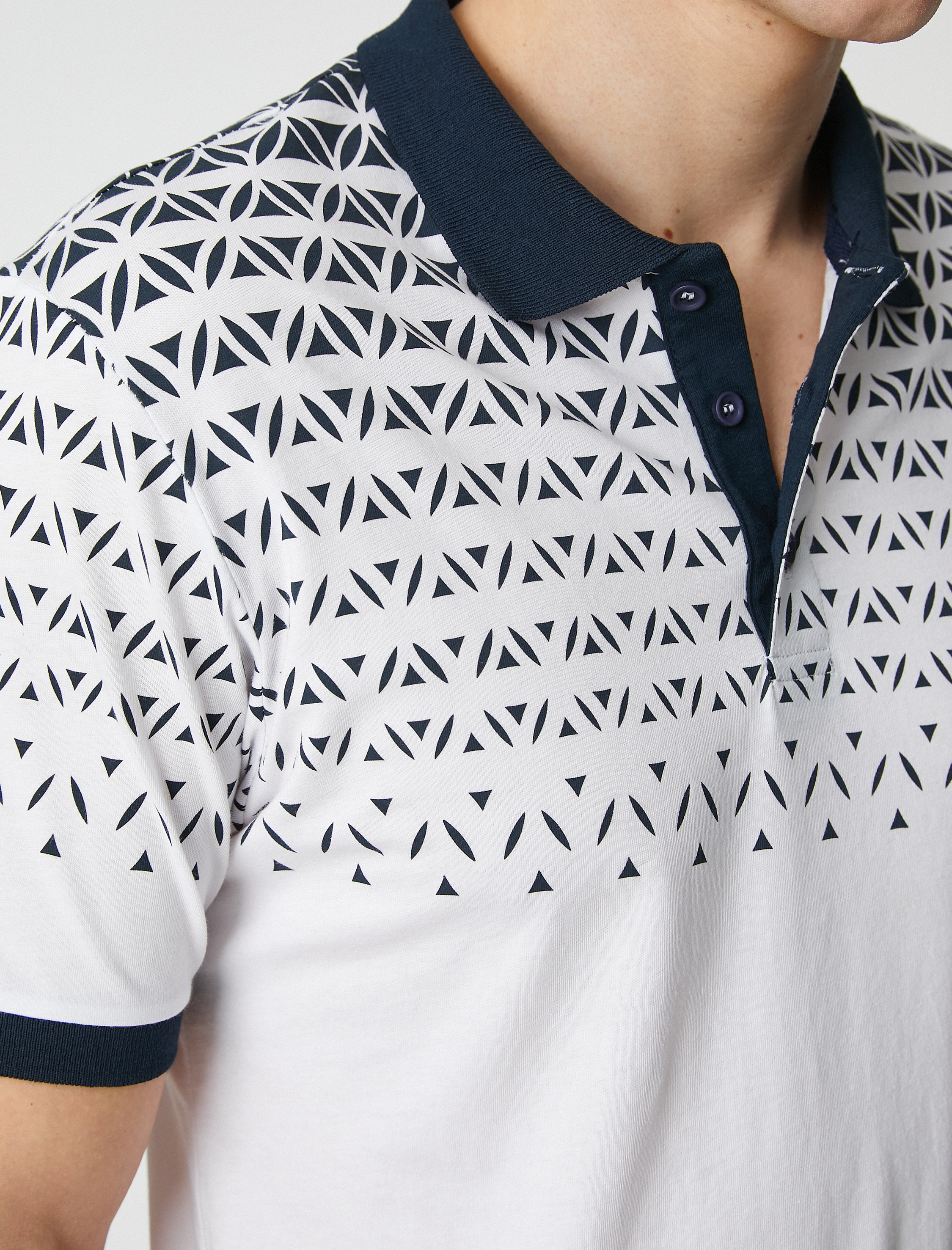   Polo Yaka Tişört Düğmeli Dar Kesim Soyut Baskı Detaylı