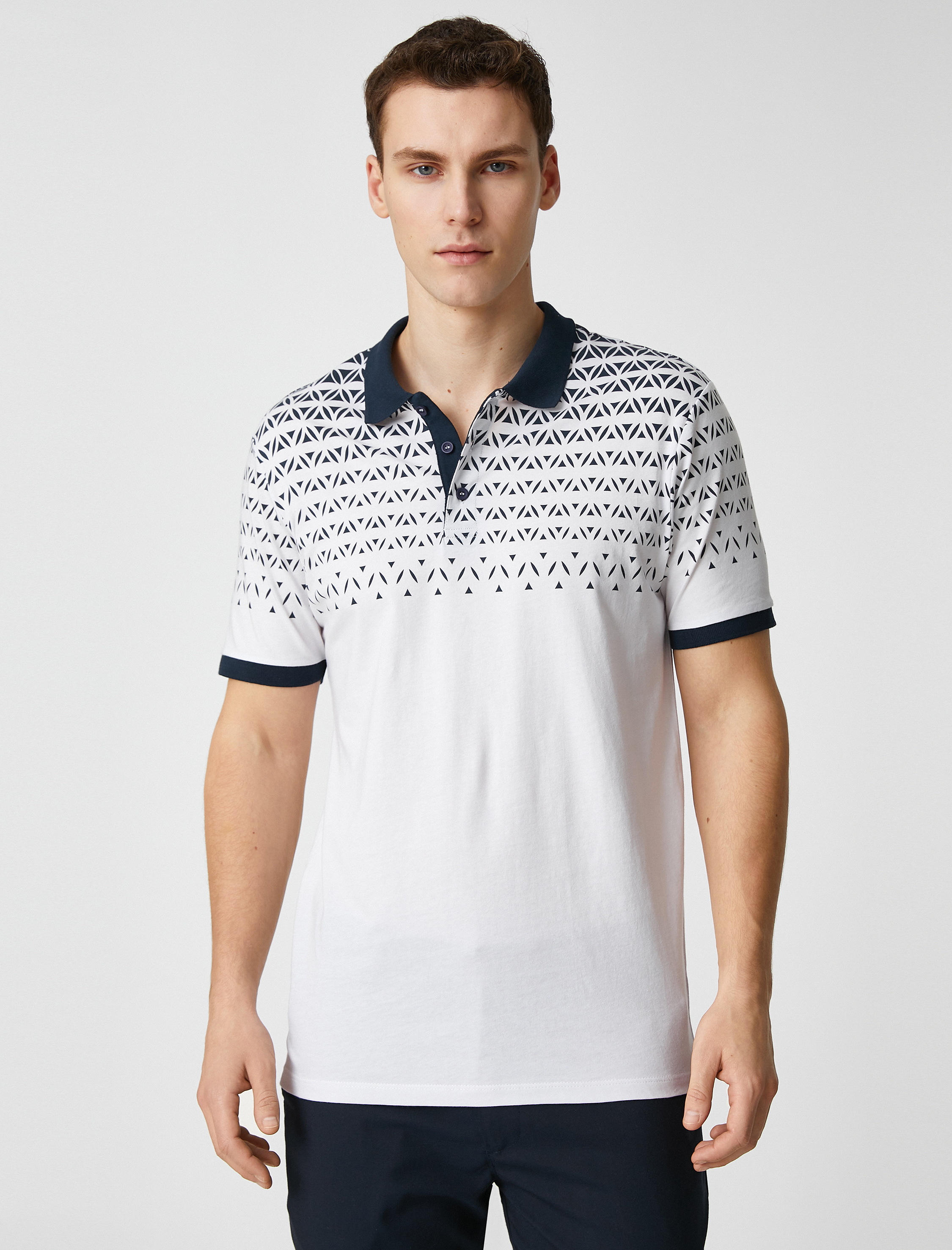   Polo Yaka Tişört Düğmeli Dar Kesim Soyut Baskı Detaylı