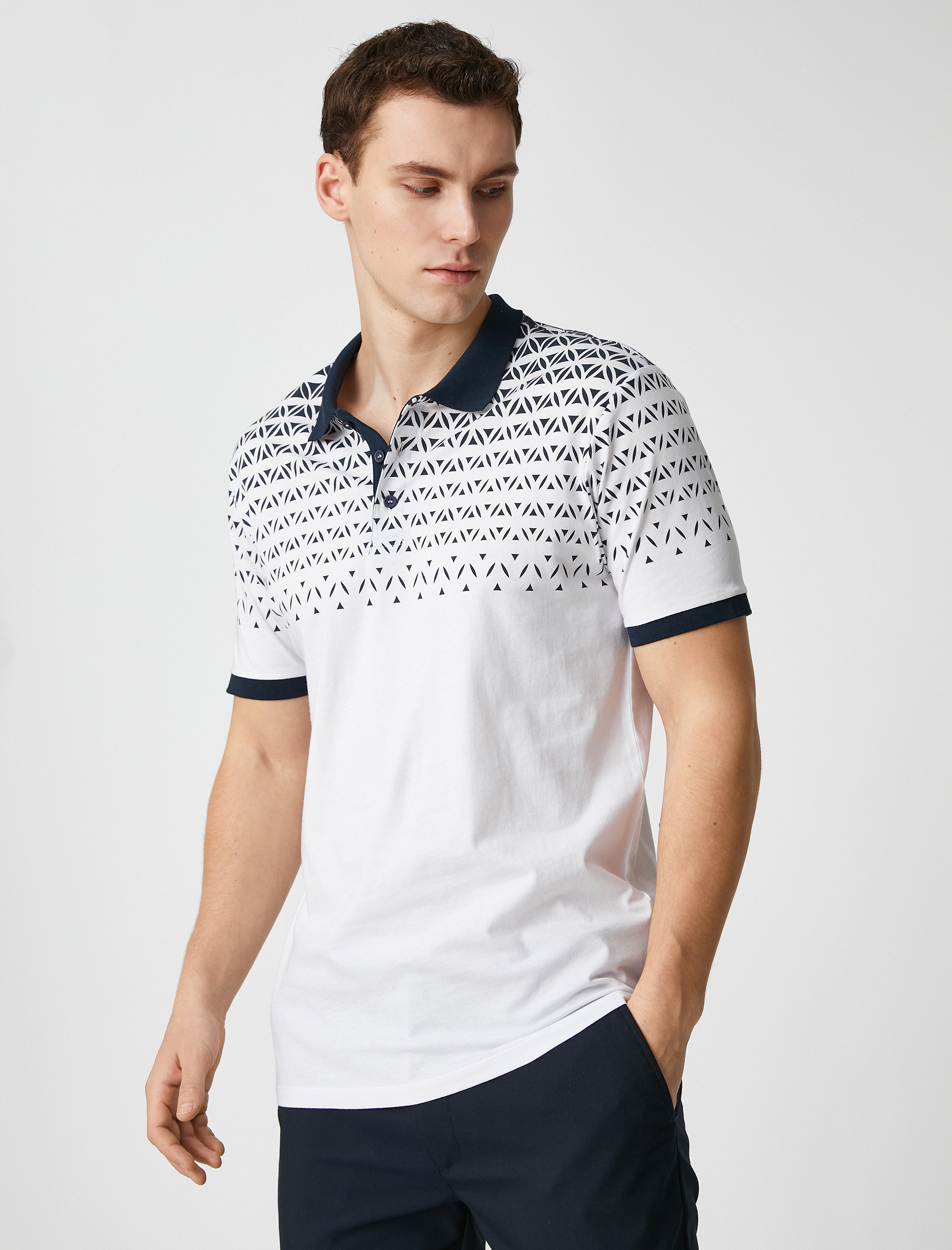   Polo Yaka Tişört Düğmeli Dar Kesim Soyut Baskı Detaylı