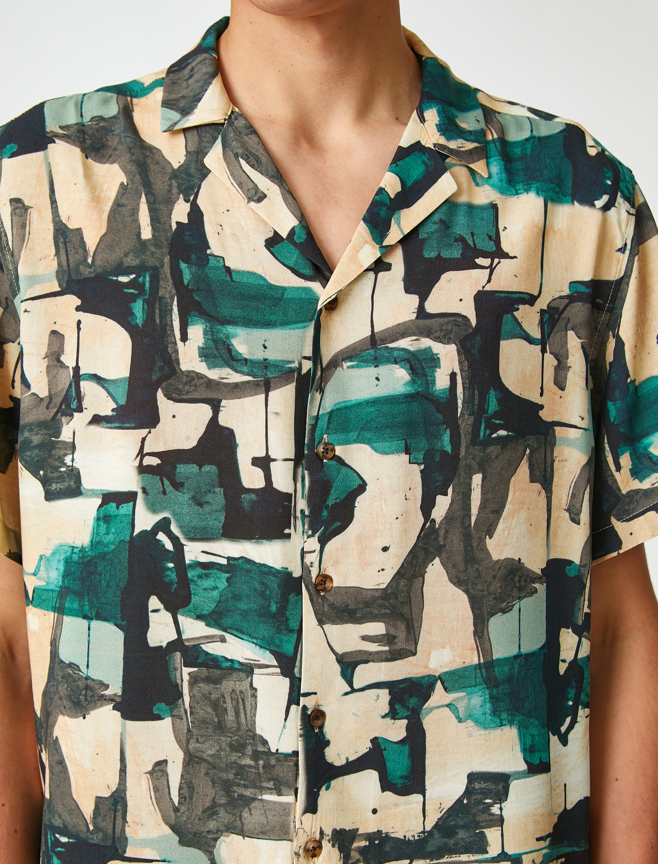   Yazlık Gömlek Kısa Kollu Devrik Yaka Soyut Baskı Detaylı