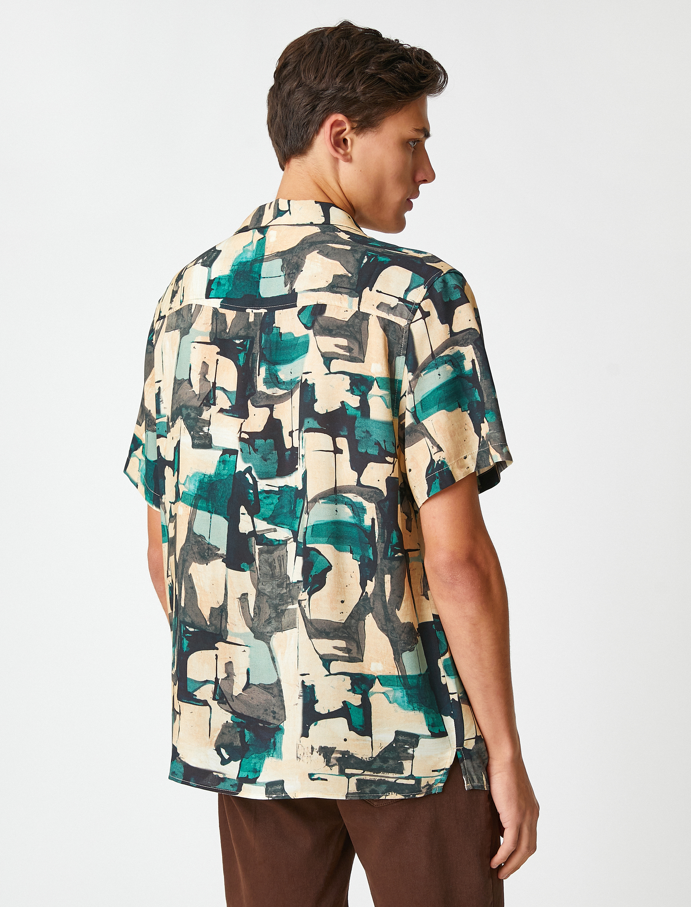   Yazlık Gömlek Kısa Kollu Devrik Yaka Soyut Baskı Detaylı