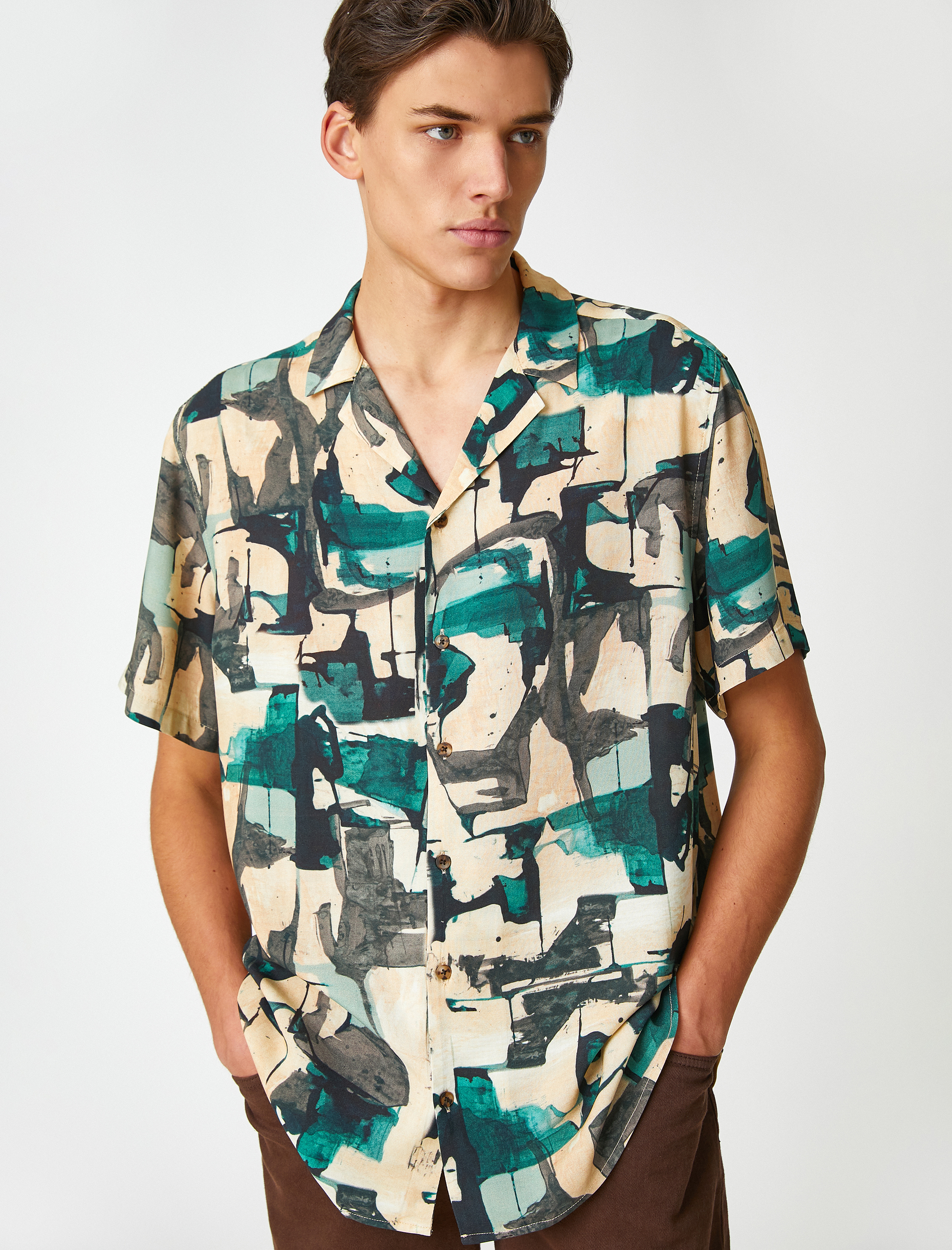   Yazlık Gömlek Kısa Kollu Devrik Yaka Soyut Baskı Detaylı