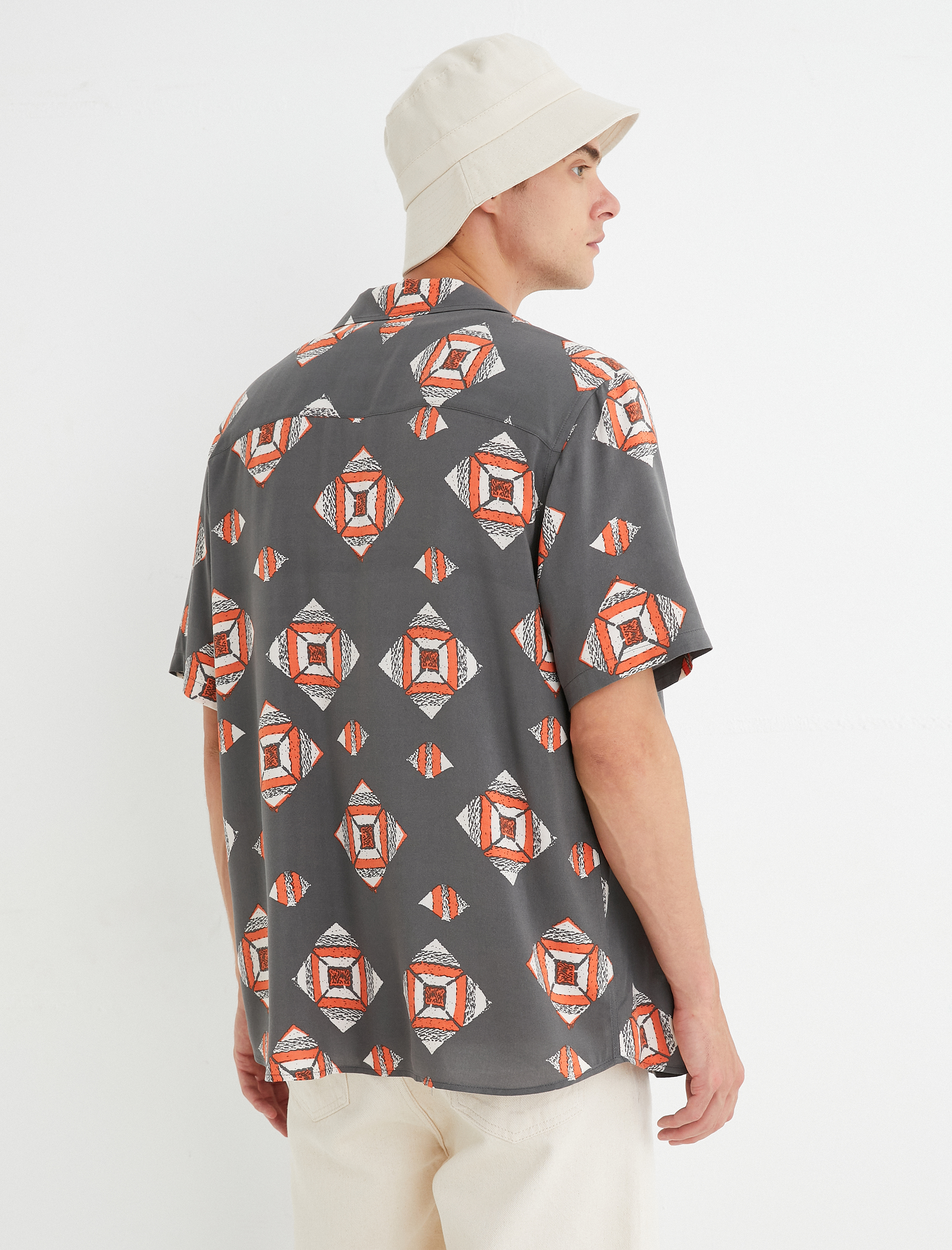   Kısa Kollu Gömlek Devrik Yaka Geometrik Baskı Detaylı