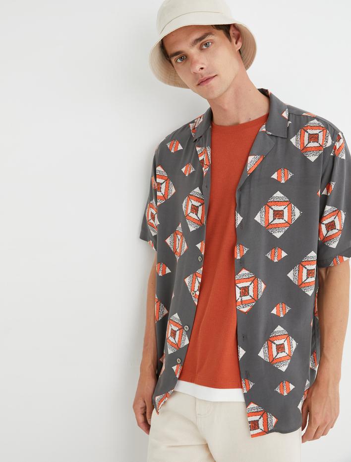  Kısa Kollu Gömlek Devrik Yaka Geometrik Baskı Detaylı