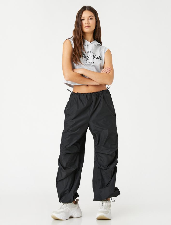  Crop Atlet Kapüşonlu Slogan Baskılı Kolsuz