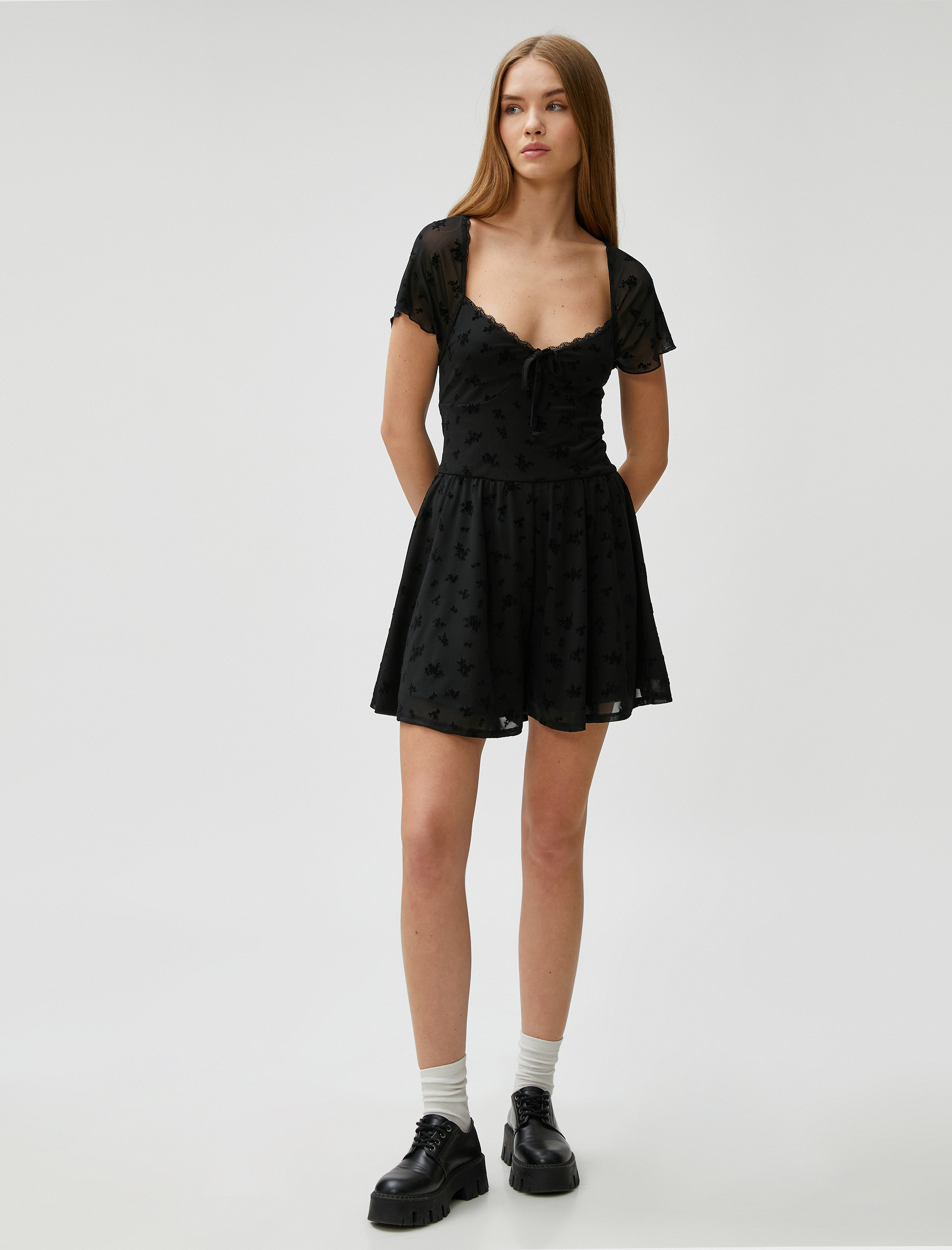   Şifon Mini Tulum Dantelli Çiçekli Kısa Kollu