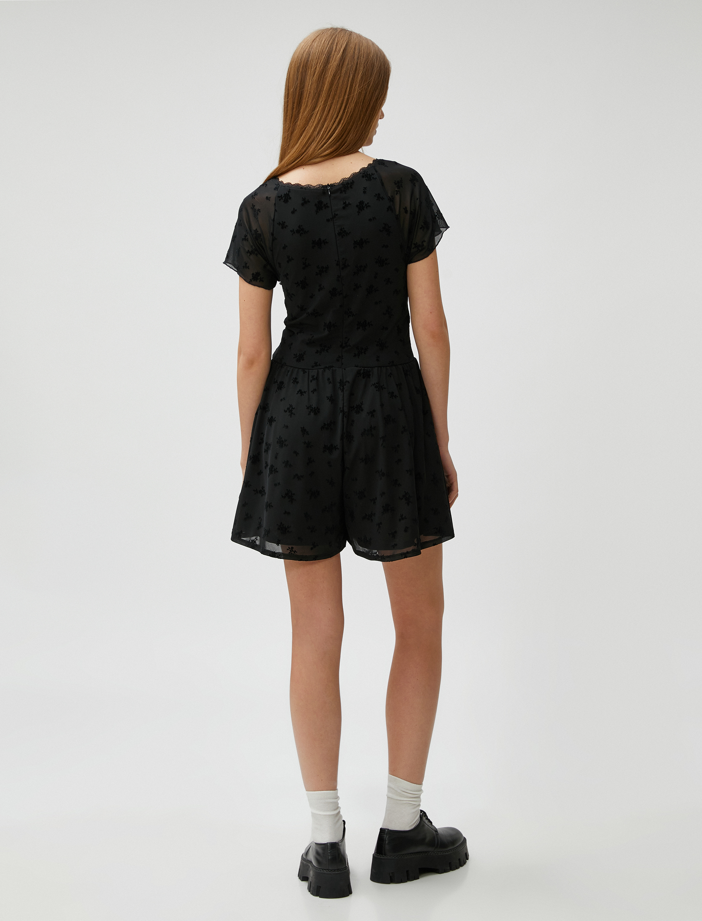   Şifon Mini Tulum Dantelli Çiçekli Kısa Kollu