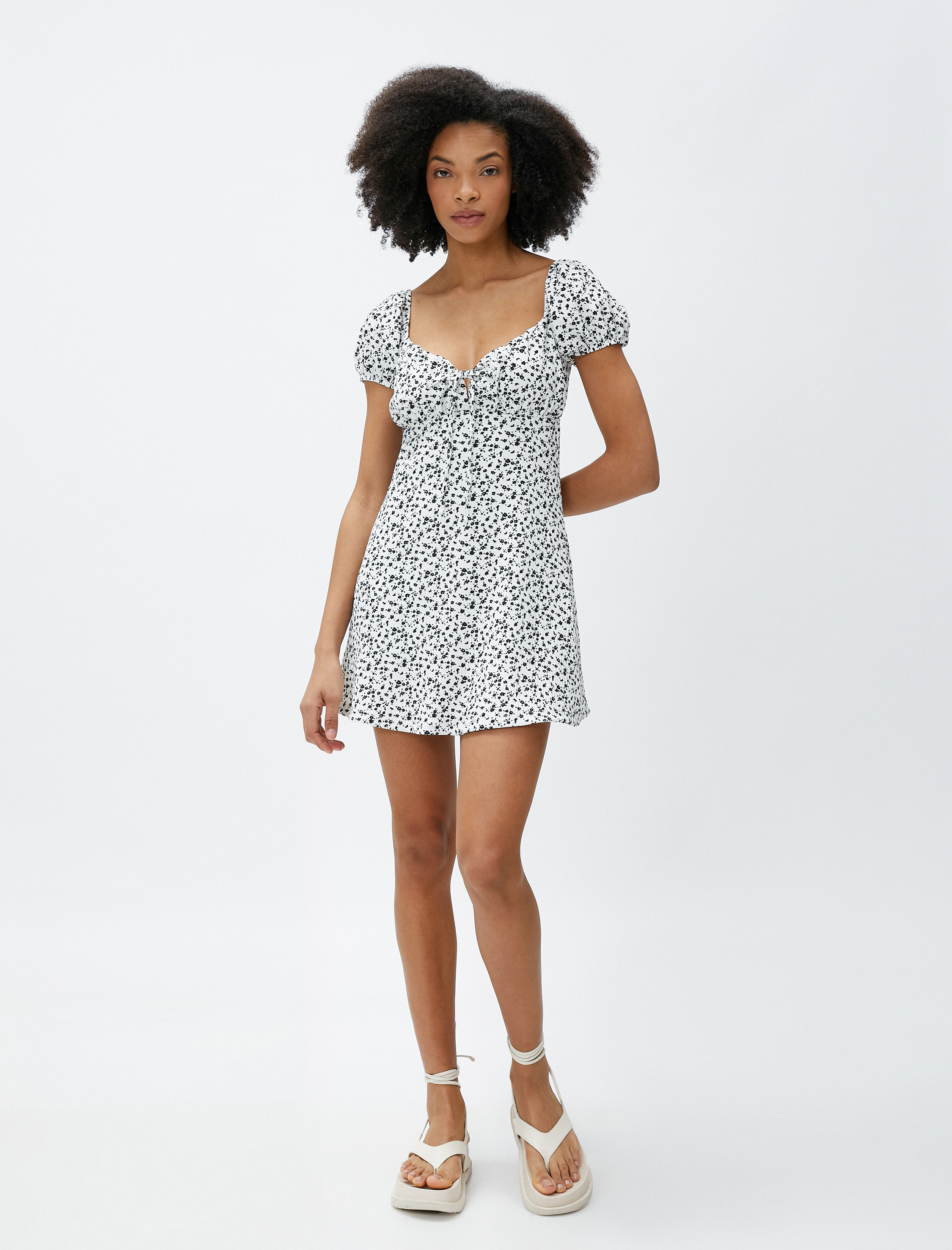   Mini Çiçekli Elbise Kalp Yaka Balon Kollu Bağlama Detaylı Bürümcük