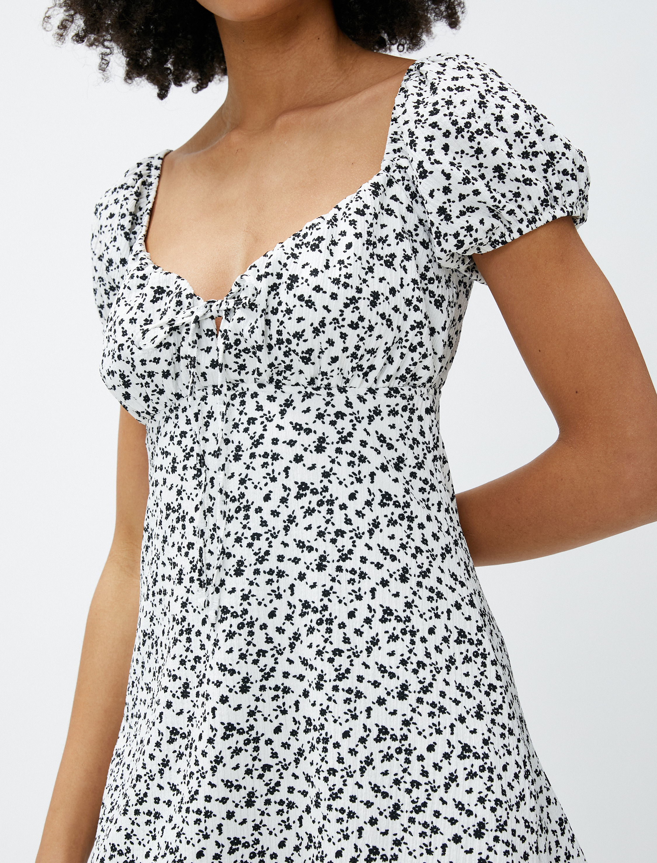   Mini Çiçekli Elbise Kalp Yaka Balon Kollu Bağlama Detaylı Bürümcük