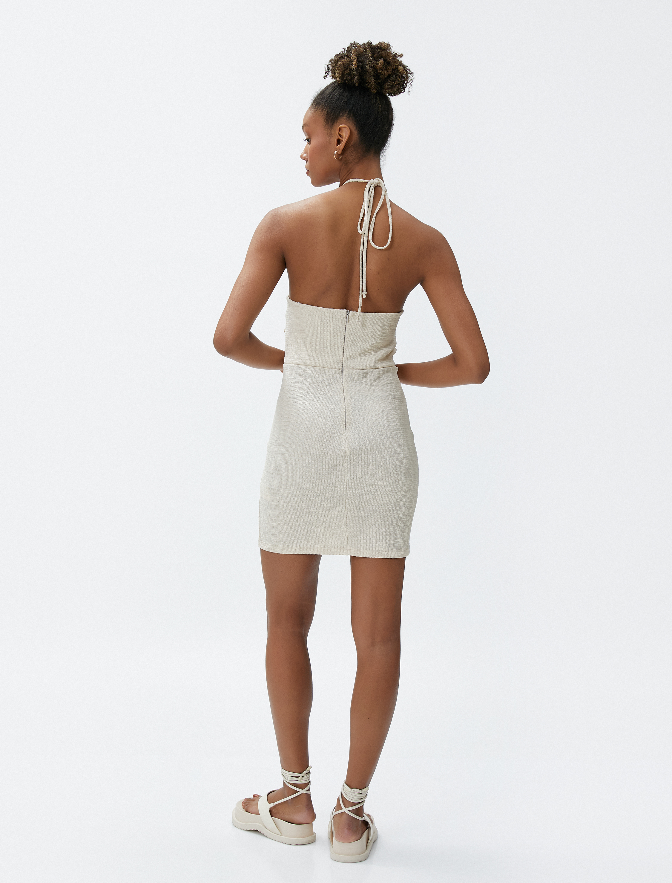   Mini Elbise Halter Yaka Pencere Detaylı Boncuklu Dokulu Bürümcük