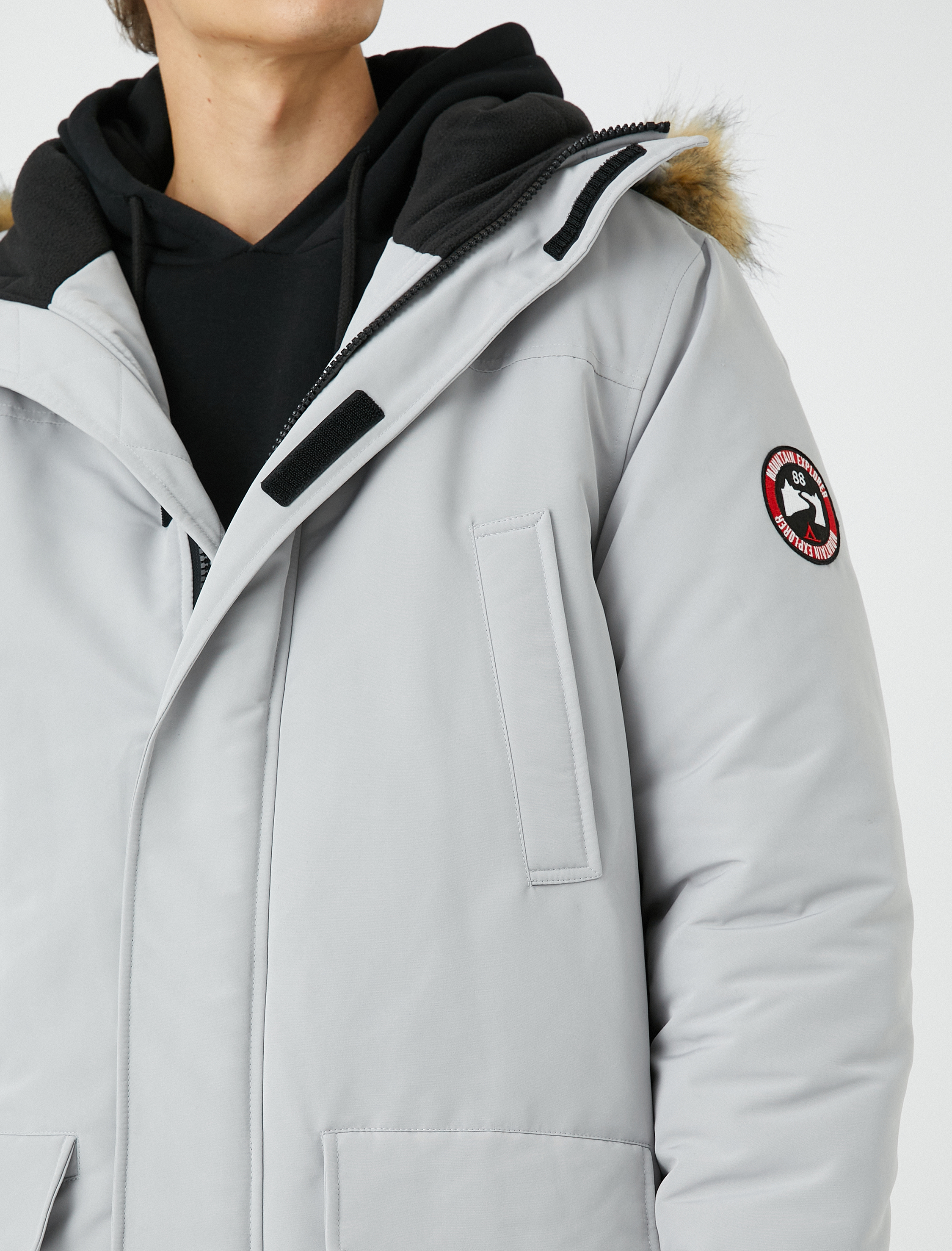   Kapşonlu Anorak Suni Kürk Detaylı Fermuarlı Etiket Baskılı