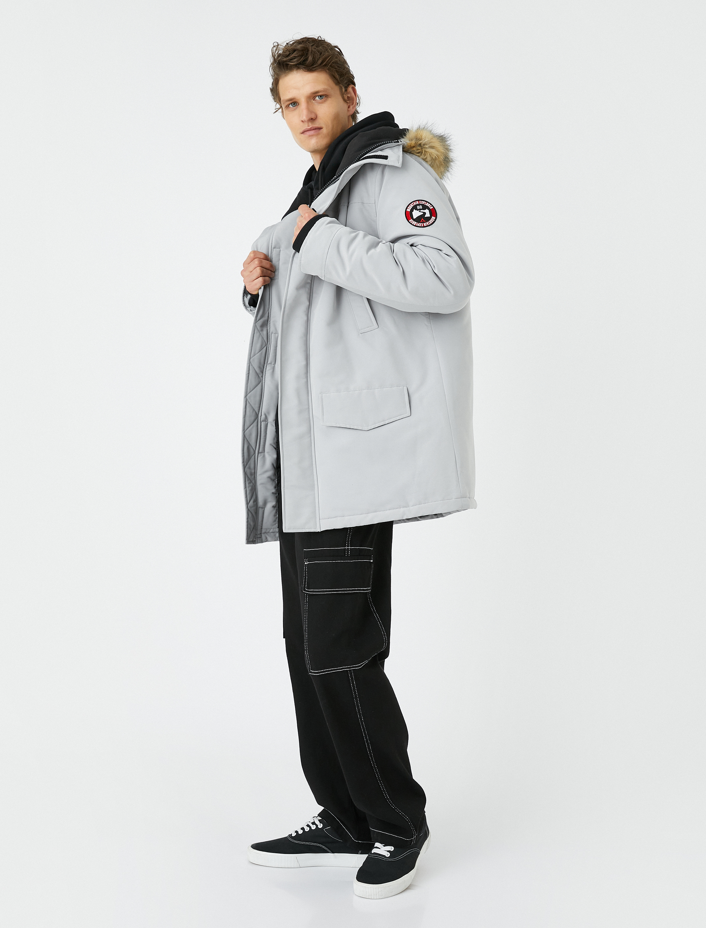   Kapşonlu Anorak Suni Kürk Detaylı Fermuarlı Etiket Baskılı