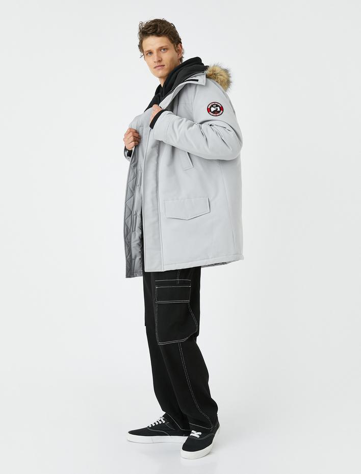  Kapşonlu Anorak Suni Kürk Detaylı Fermuarlı Etiket Baskılı