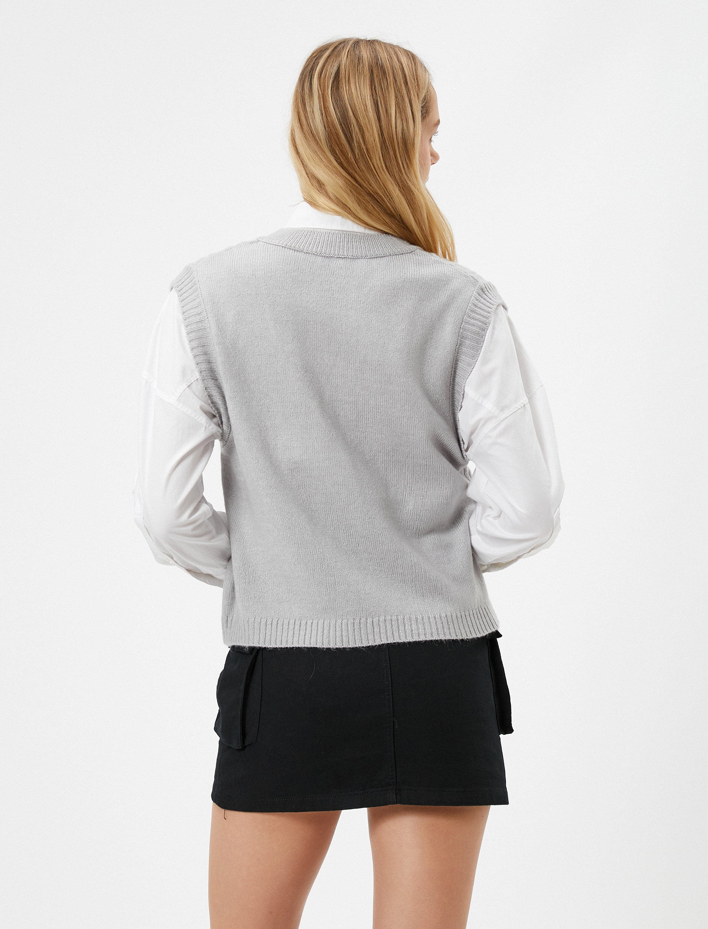   V Yaka Süveter Saç Örgü Detaylı