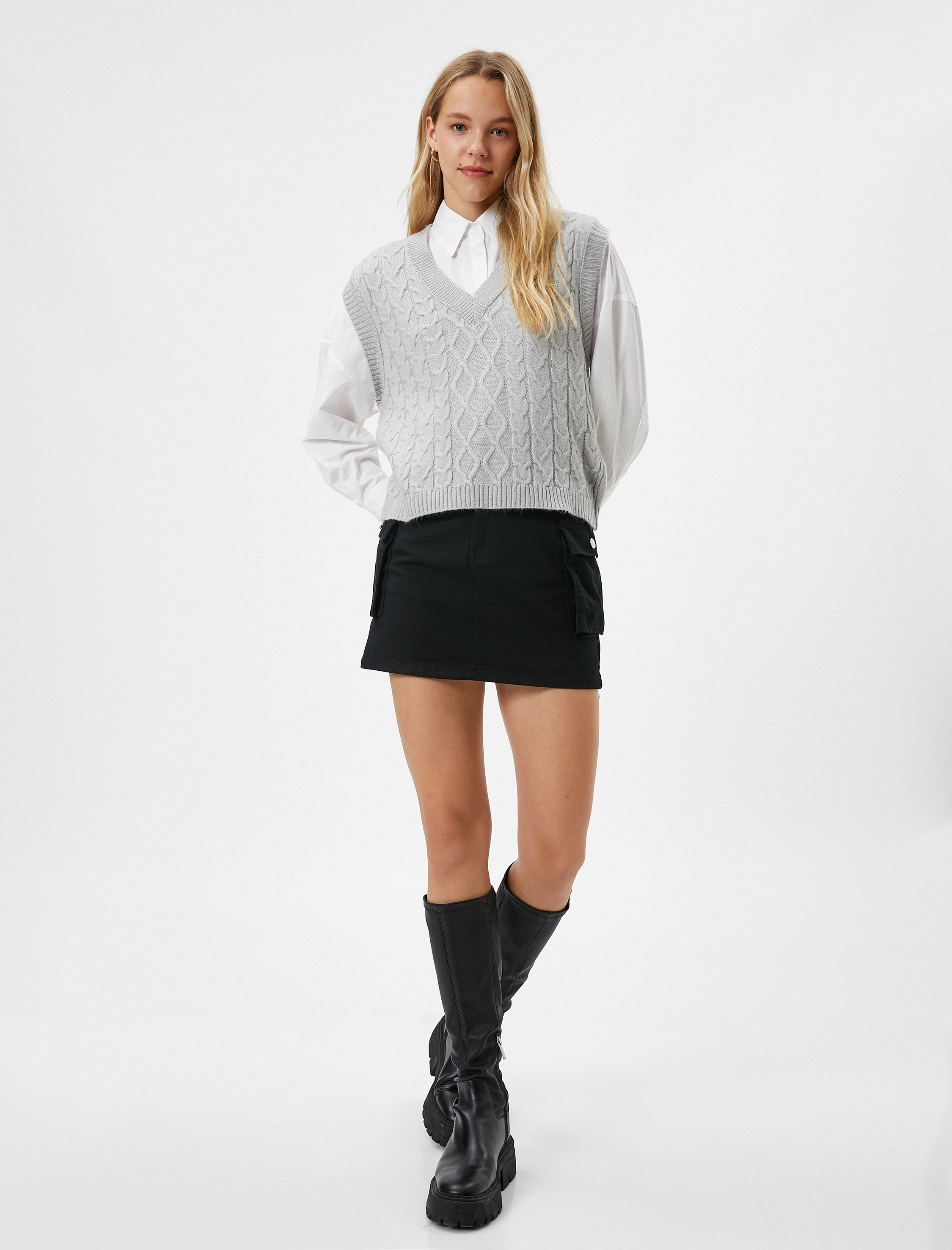   V Yaka Süveter Saç Örgü Detaylı