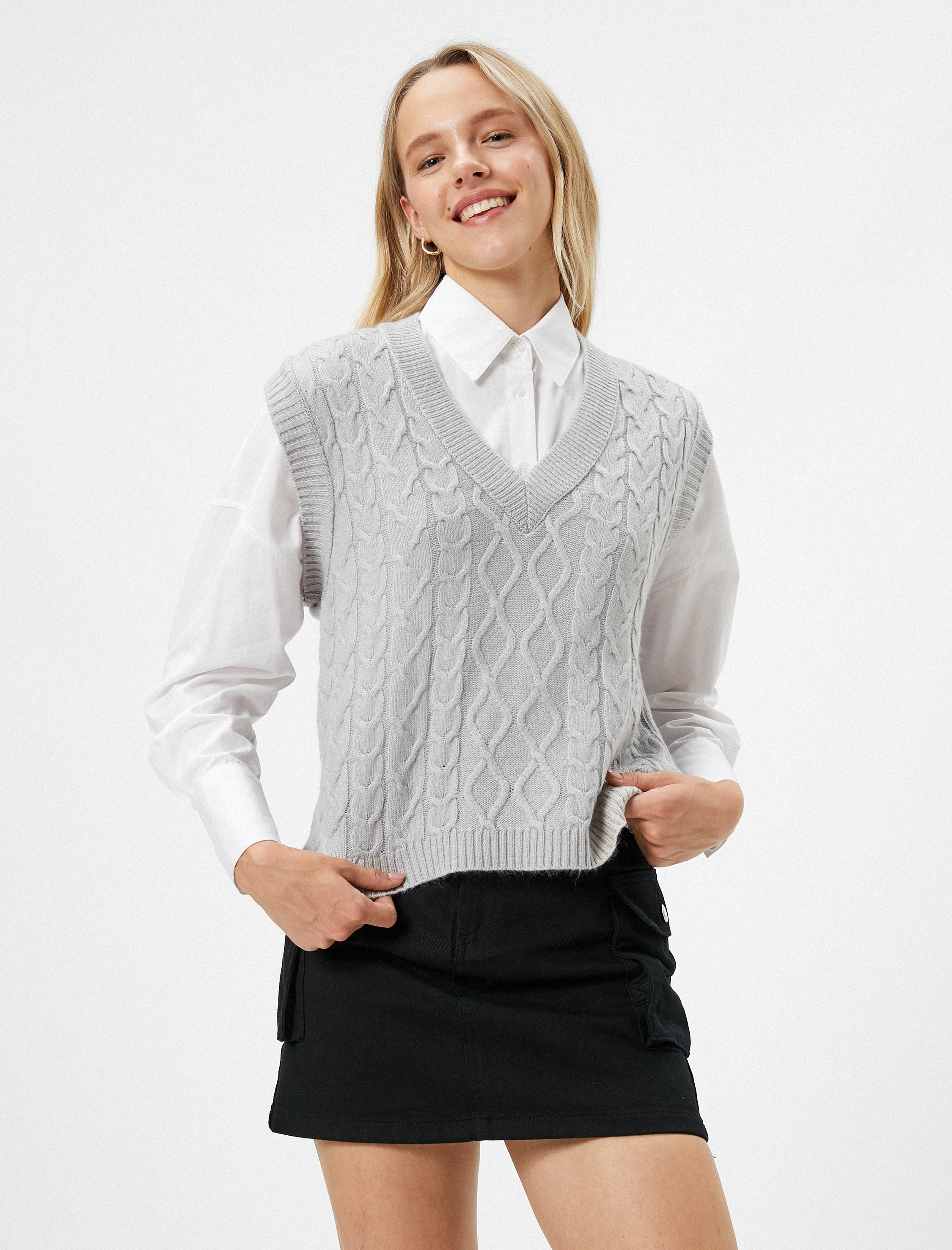   V Yaka Süveter Saç Örgü Detaylı