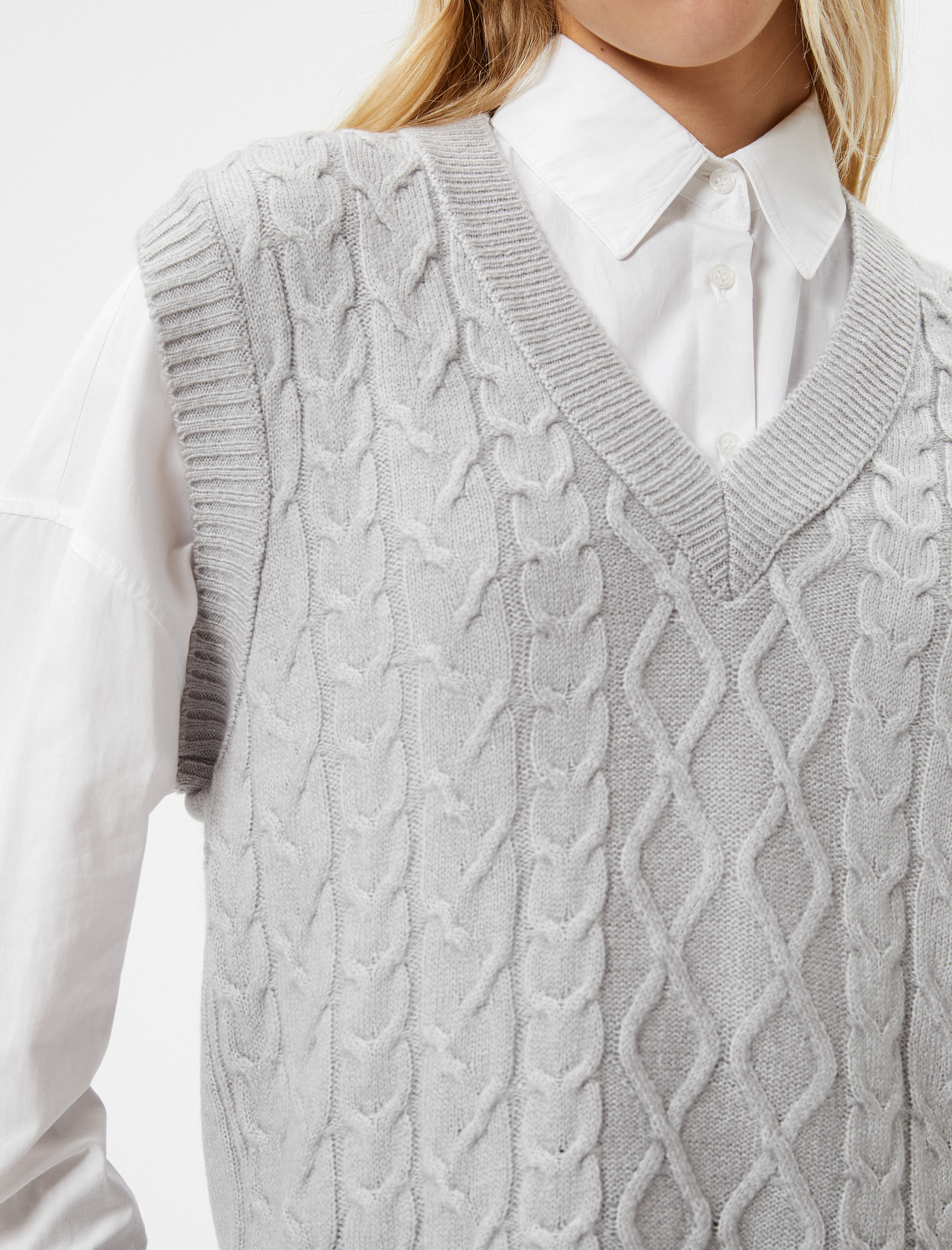   V Yaka Süveter Saç Örgü Detaylı