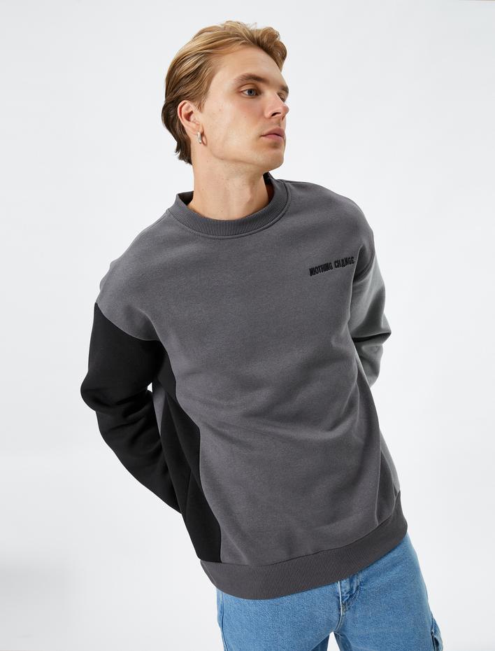  Bisiklet Yaka Sweatshirt Renk Bloklu Slogan İşlemeli Ribanalı Şardonlu