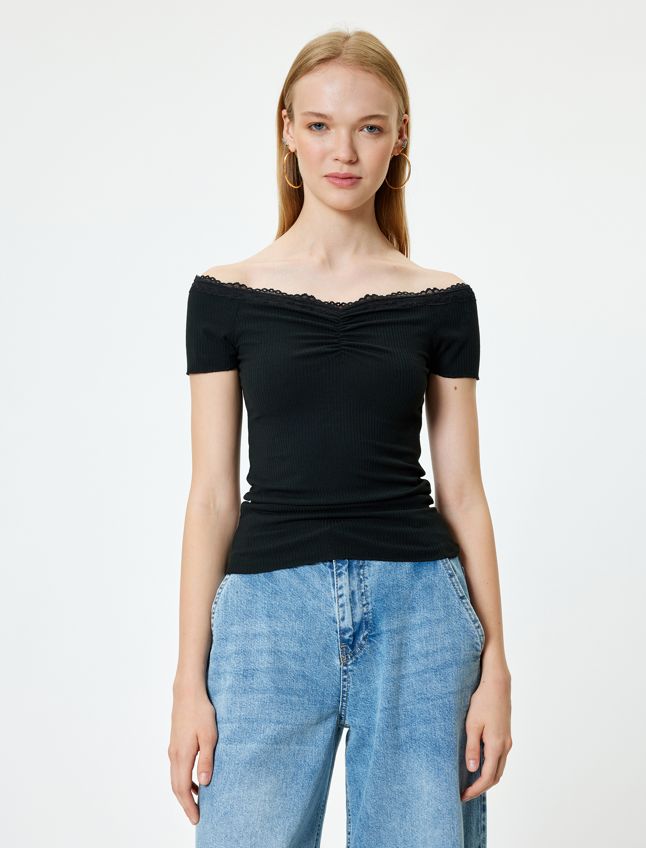   Madonna Yaka Omzu Açık Tişört Dantel Detaylı Büzgülü Kısa Kollu