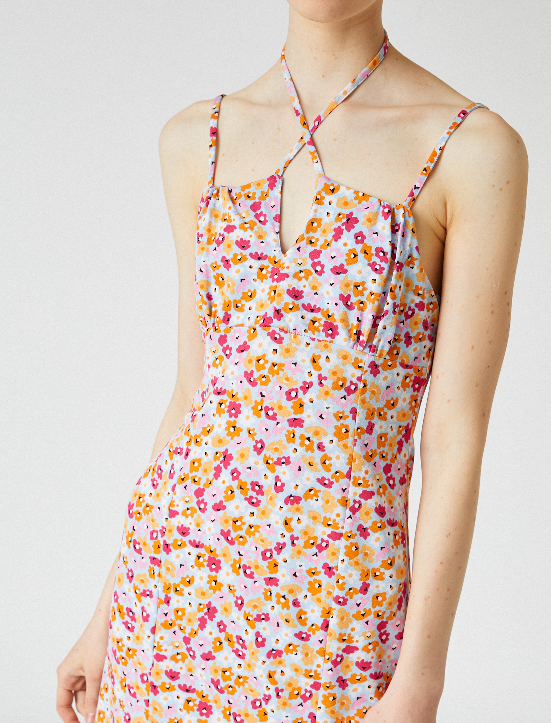   Fırfırlı Mini Elbise Askılı Kalp Yaka