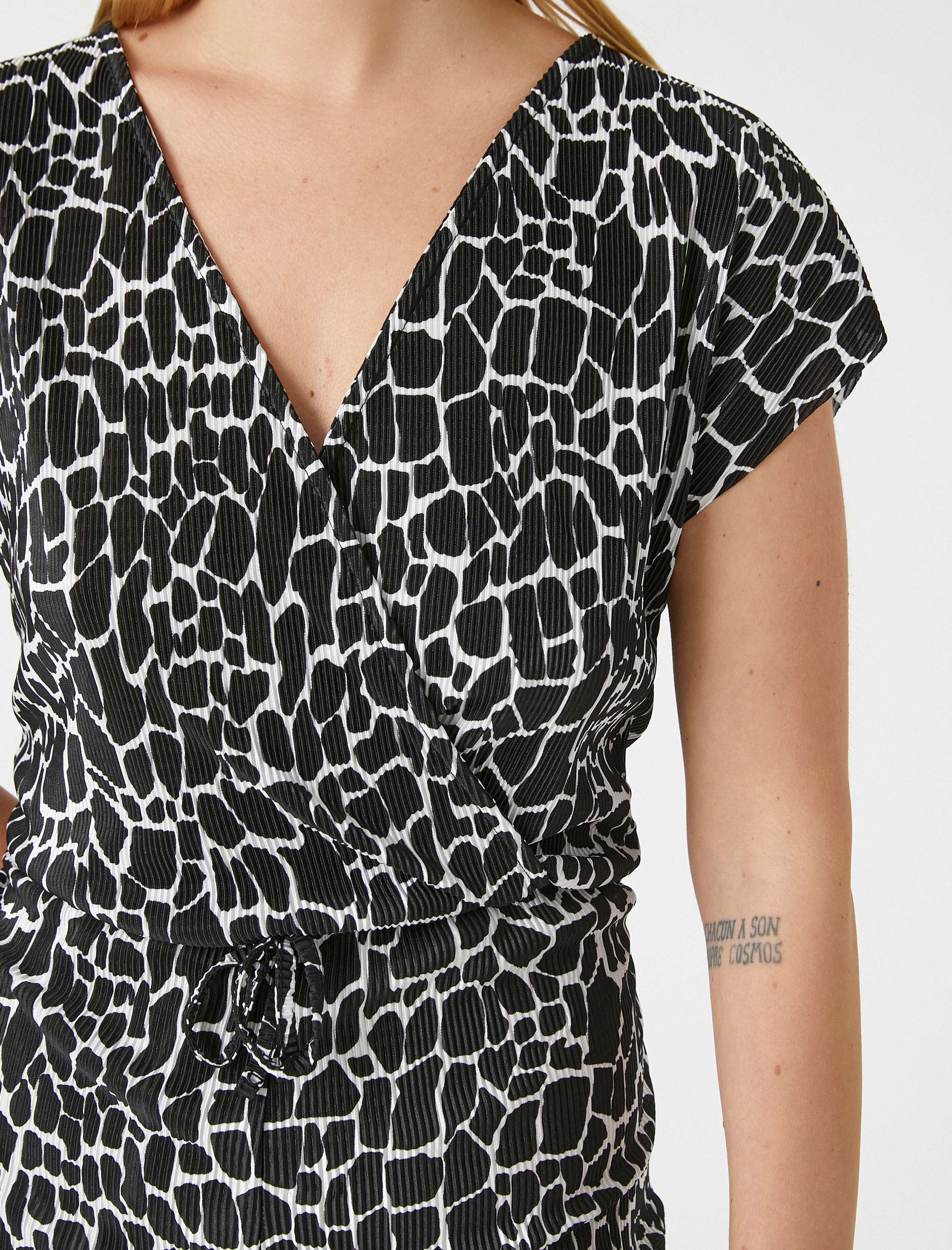   Piliseli Şortlu Tulum Anvelop V Yaka Kısa Kollu