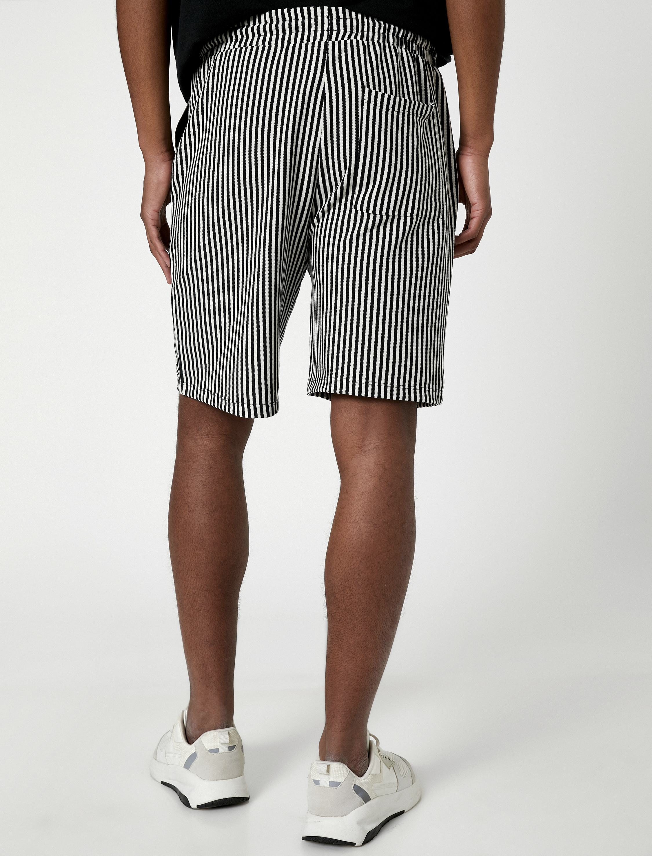   Bermuda Şort Etiket Baskılı Cep Detaylı Beli Bağcıklı