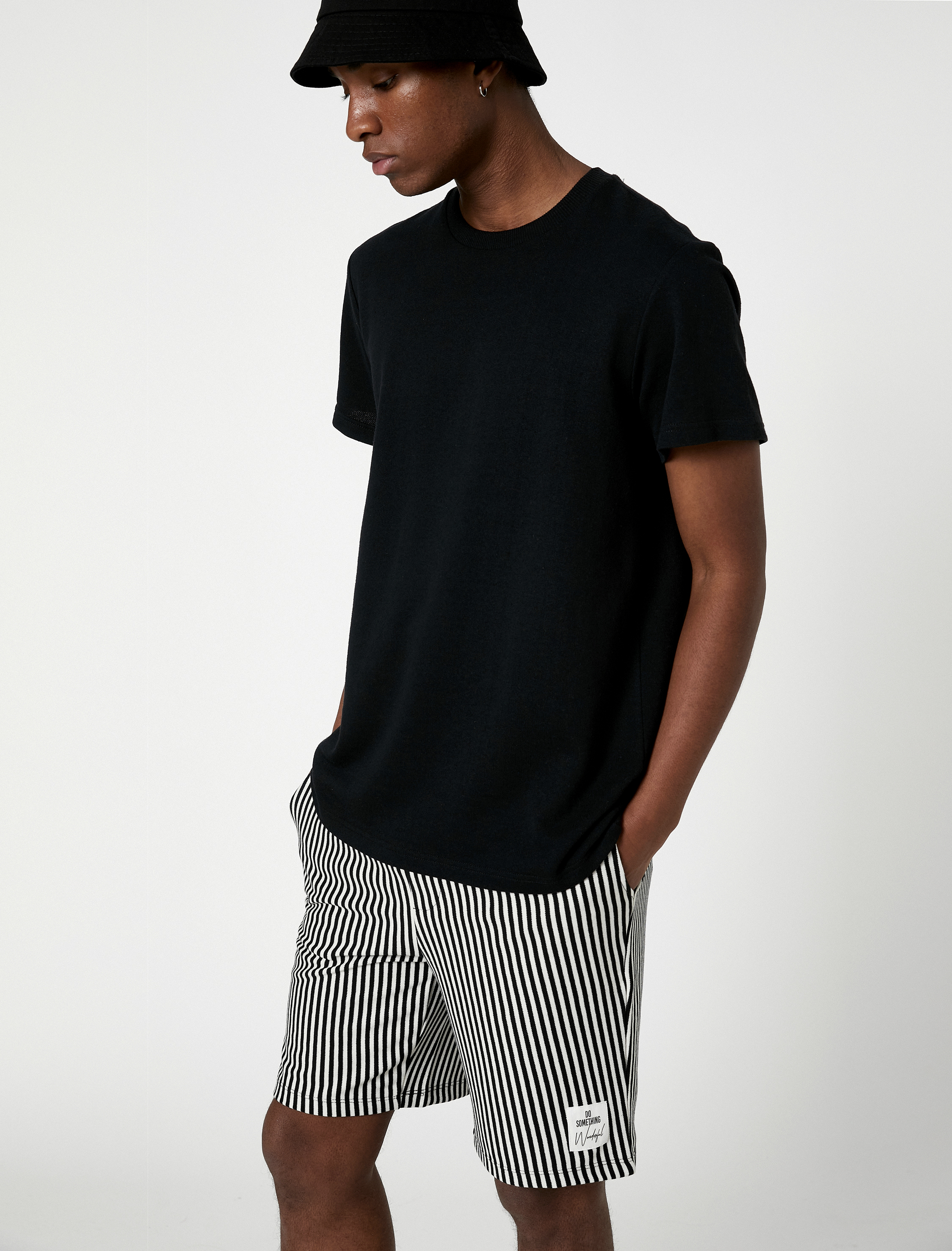   Bermuda Şort Etiket Baskılı Cep Detaylı Beli Bağcıklı