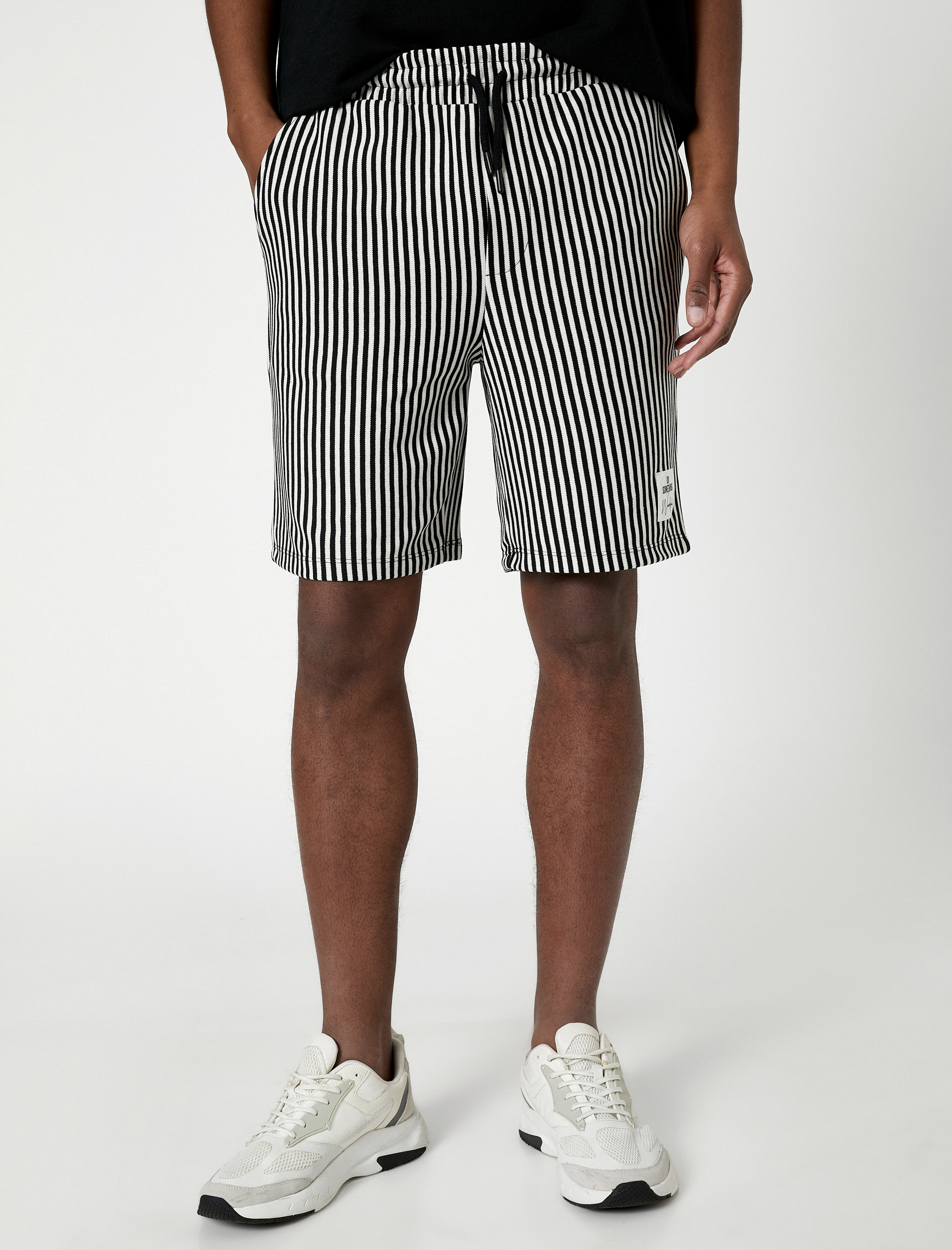   Bermuda Şort Etiket Baskılı Cep Detaylı Beli Bağcıklı