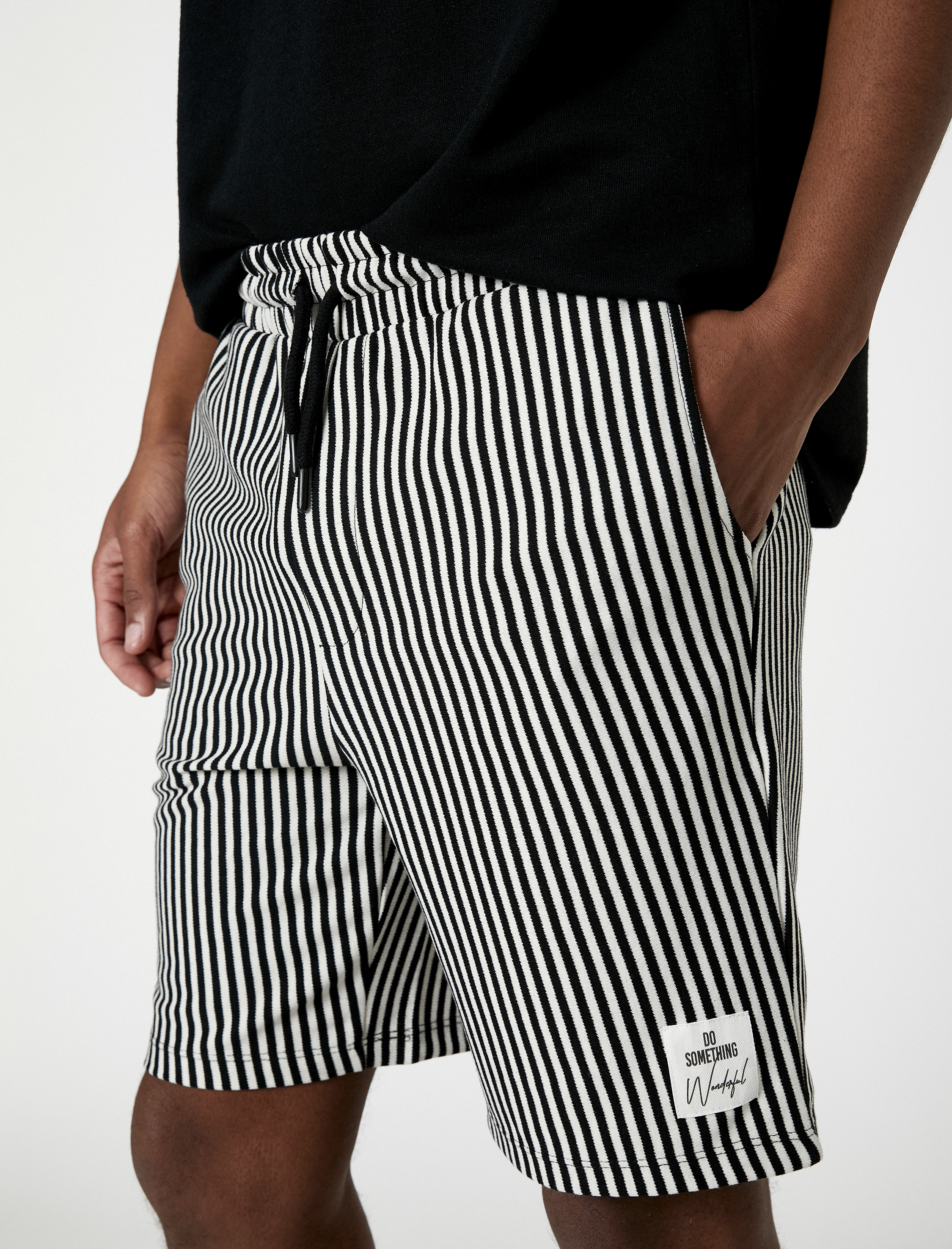   Bermuda Şort Etiket Baskılı Cep Detaylı Beli Bağcıklı