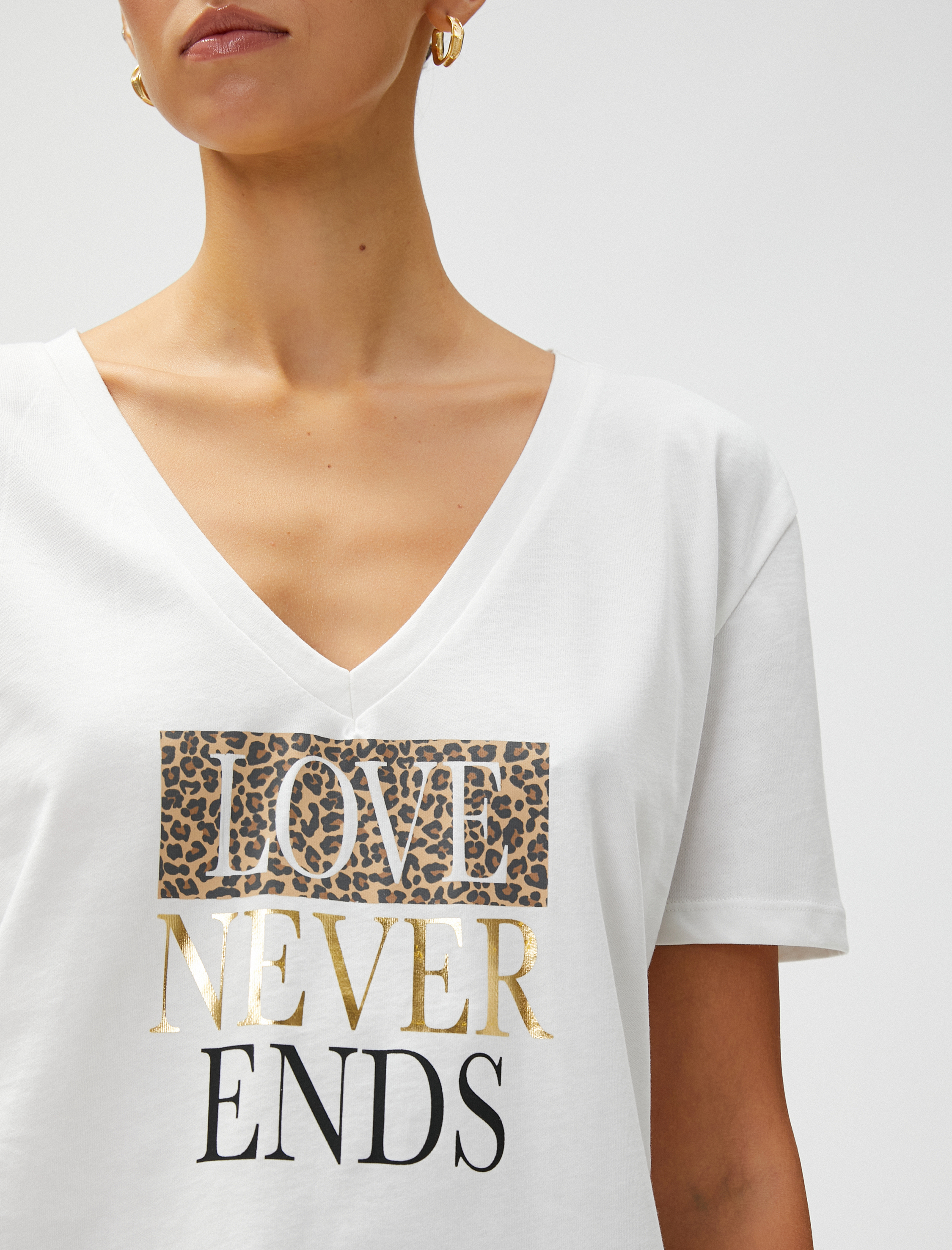   Tişört V Yaka Parlak Baskılı Pamuklu