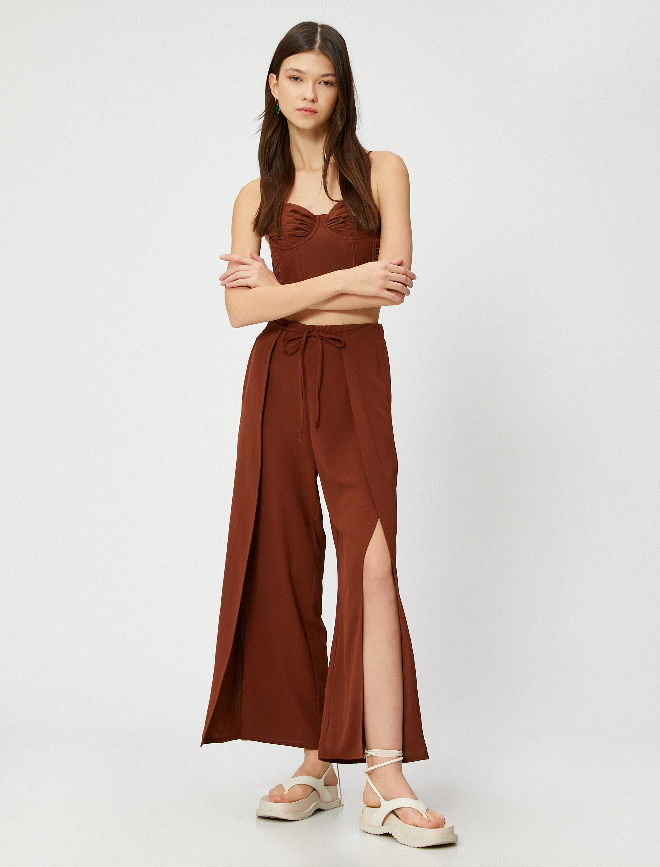   Bol Paça Pantolon Beli Bağcıklı Yırtmaç Detaylı