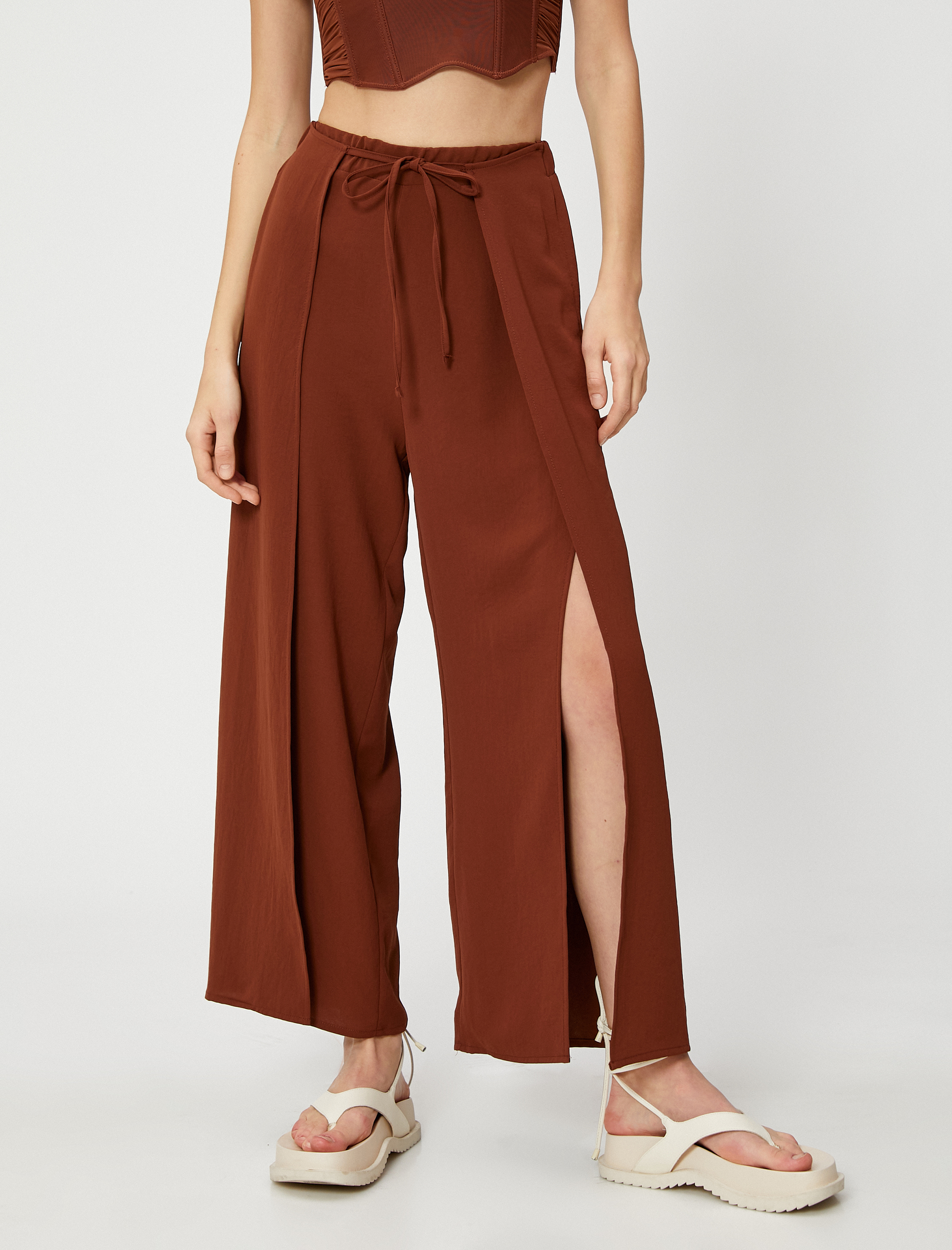   Bol Paça Pantolon Beli Bağcıklı Yırtmaç Detaylı