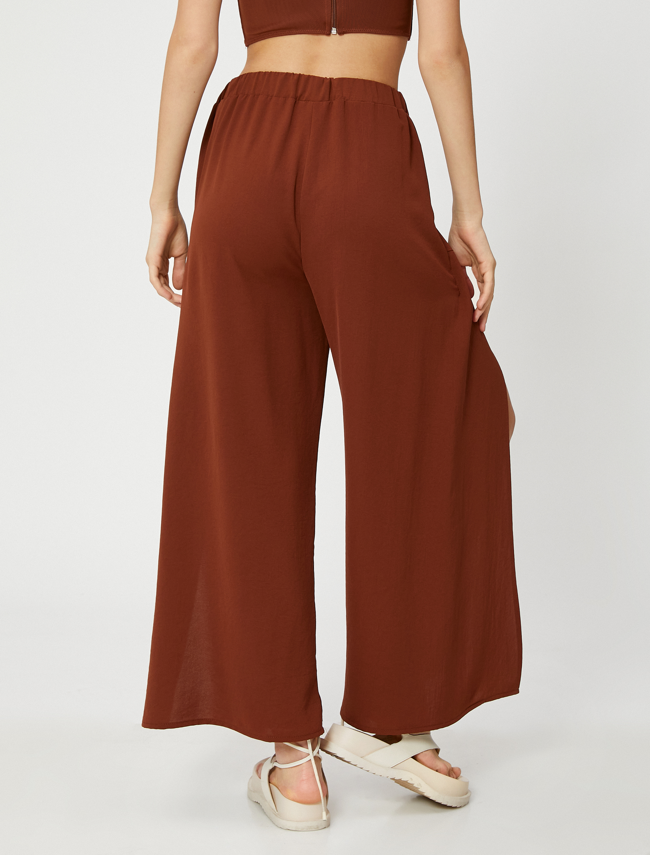   Bol Paça Pantolon Beli Bağcıklı Yırtmaç Detaylı