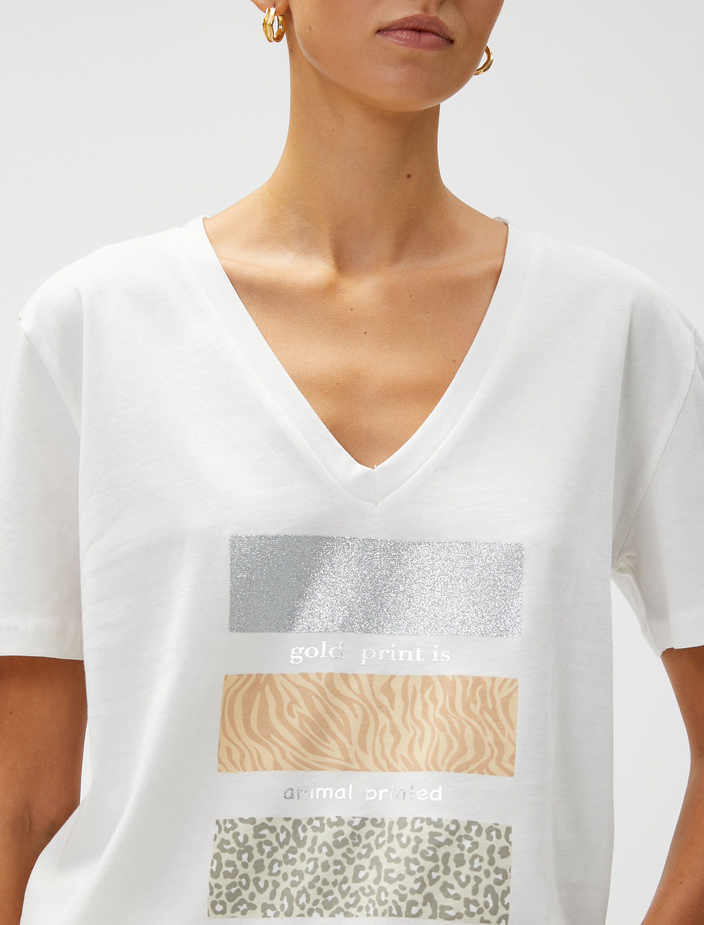   Tişört V Yaka Parlak Baskılı Pamuklu