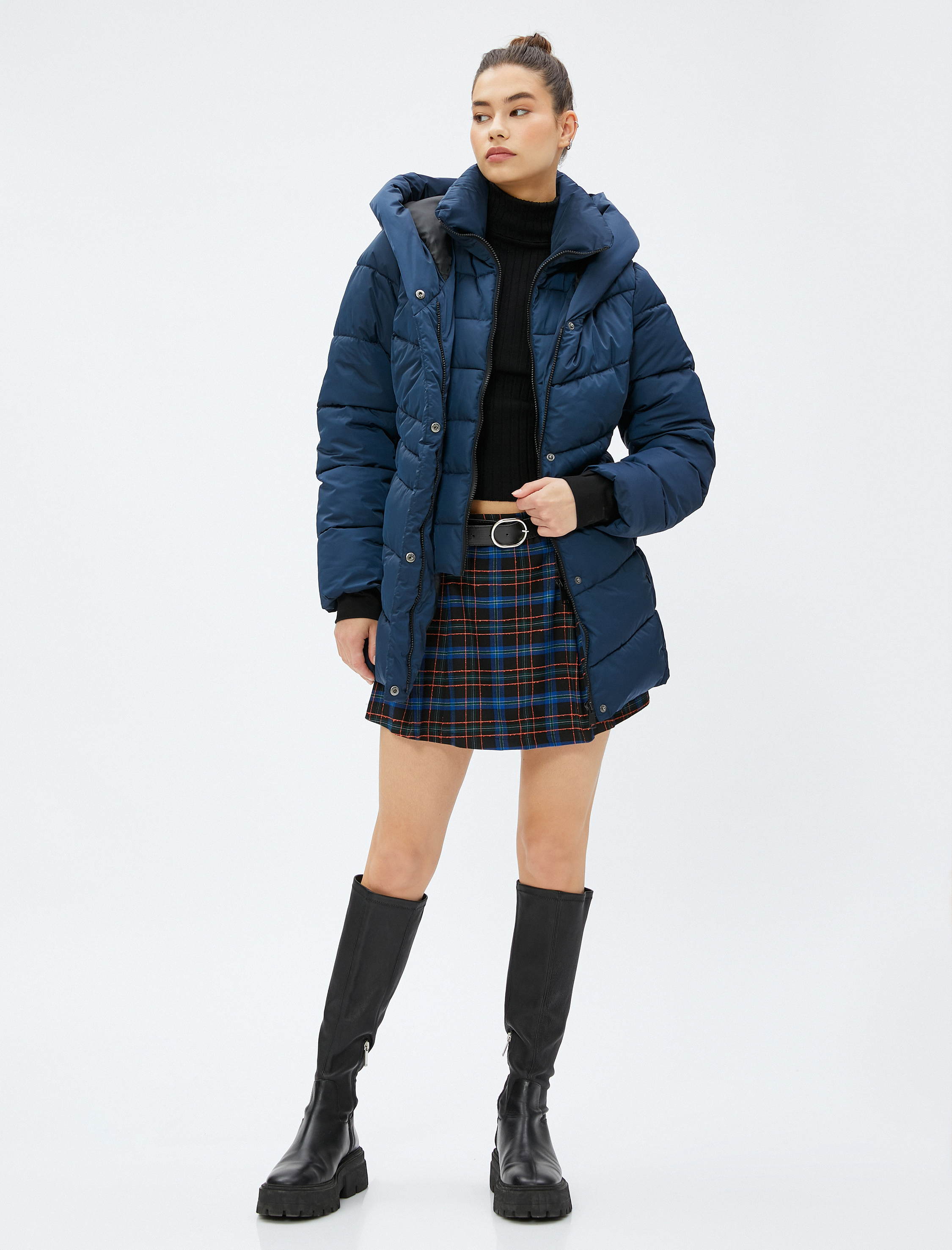   Şişme Mont Kapüşonlu Dik Yaka Fermuarlı Cep Detaylı