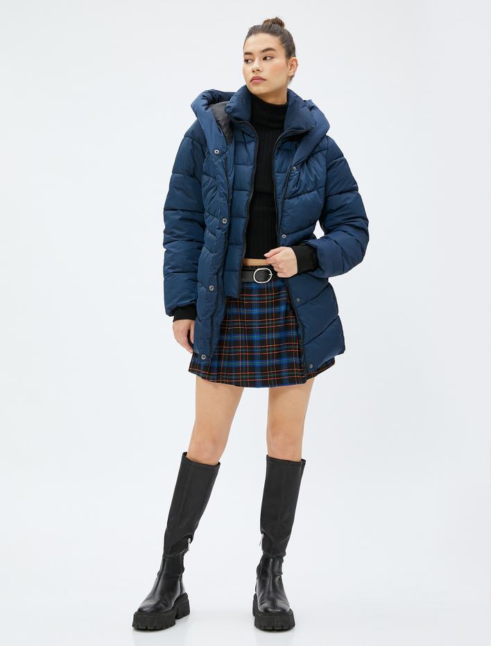  Şişme Mont Kapüşonlu Dik Yaka Fermuarlı Cep Detaylı