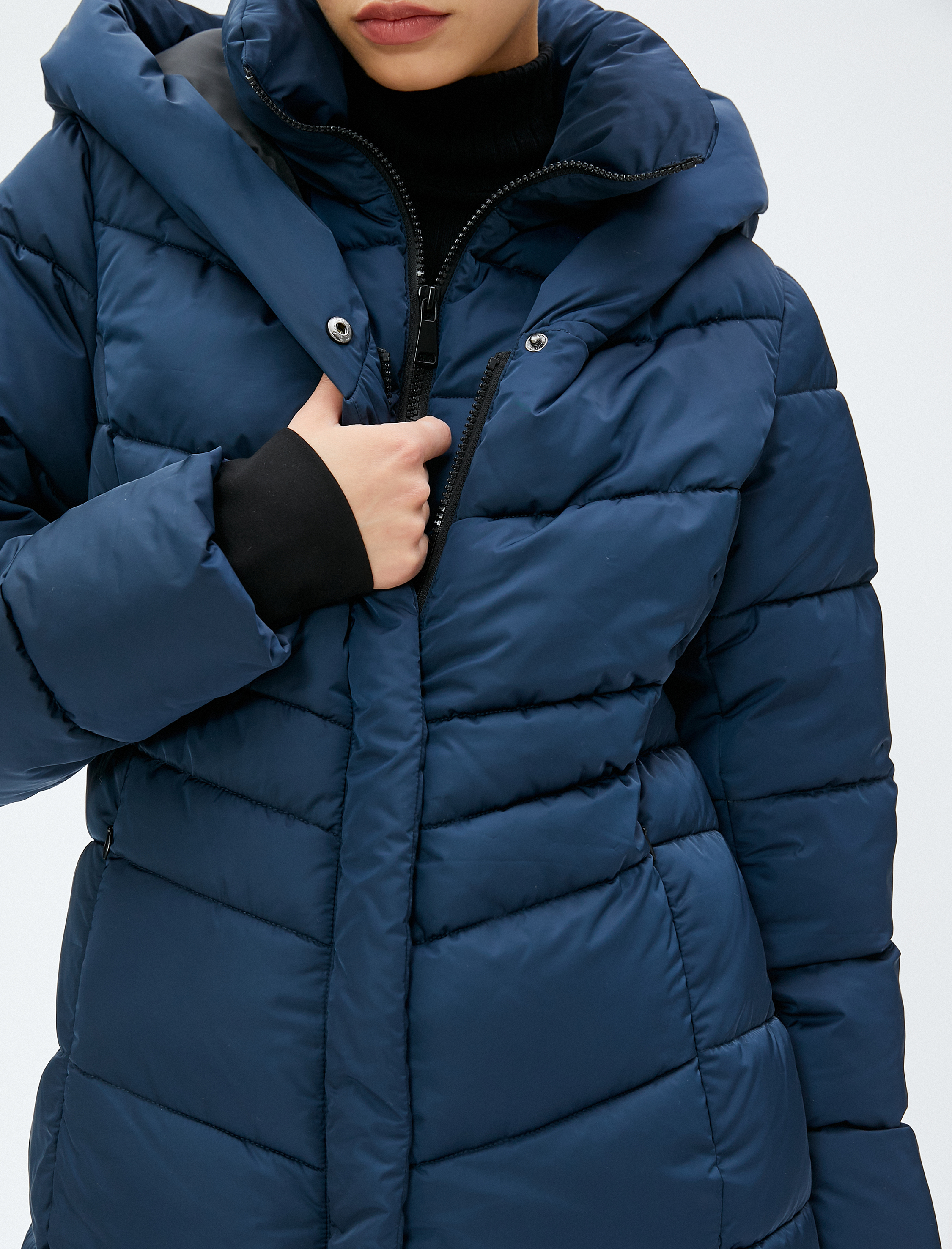   Şişme Mont Kapüşonlu Dik Yaka Fermuarlı Cep Detaylı