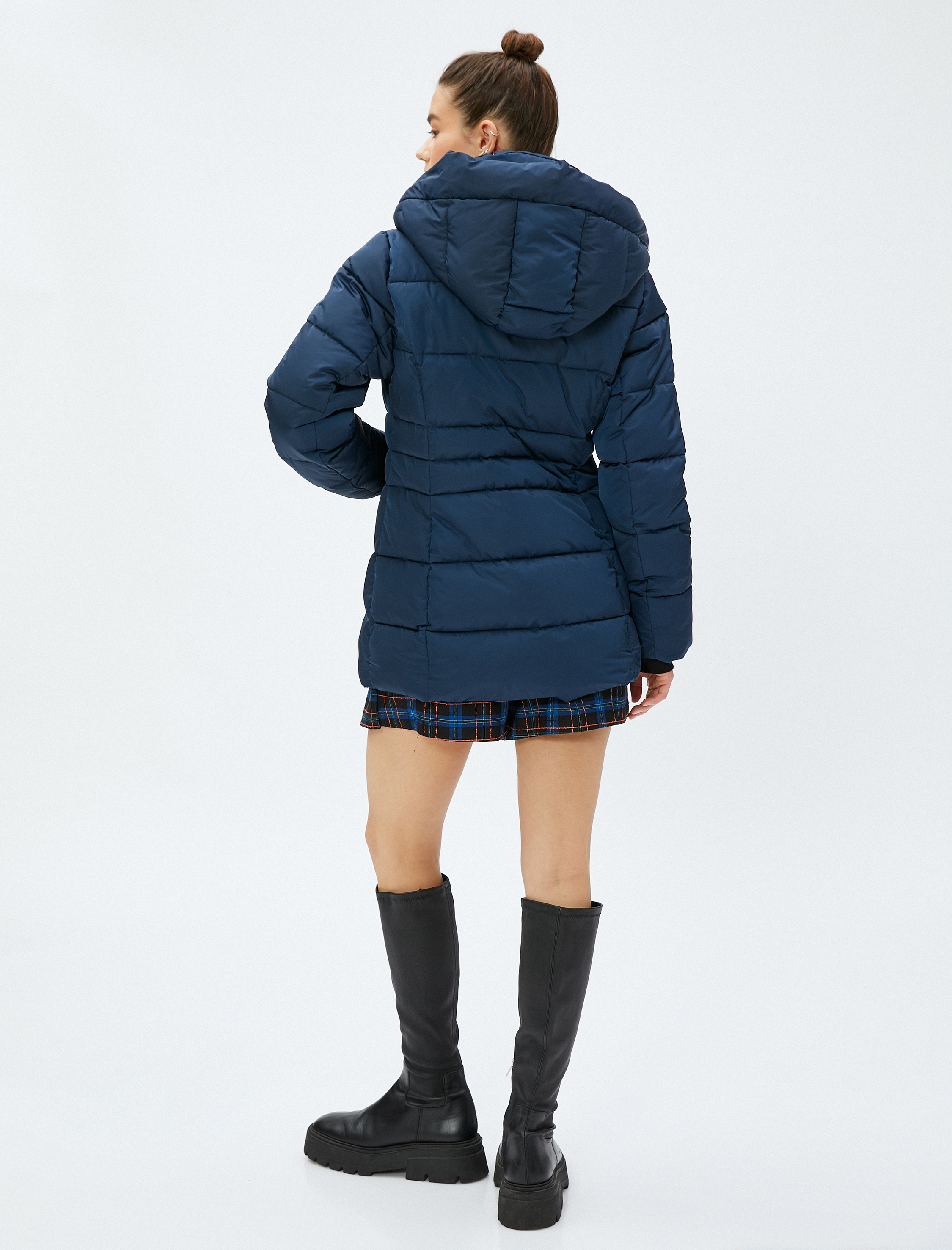   Şişme Mont Kapüşonlu Dik Yaka Fermuarlı Cep Detaylı