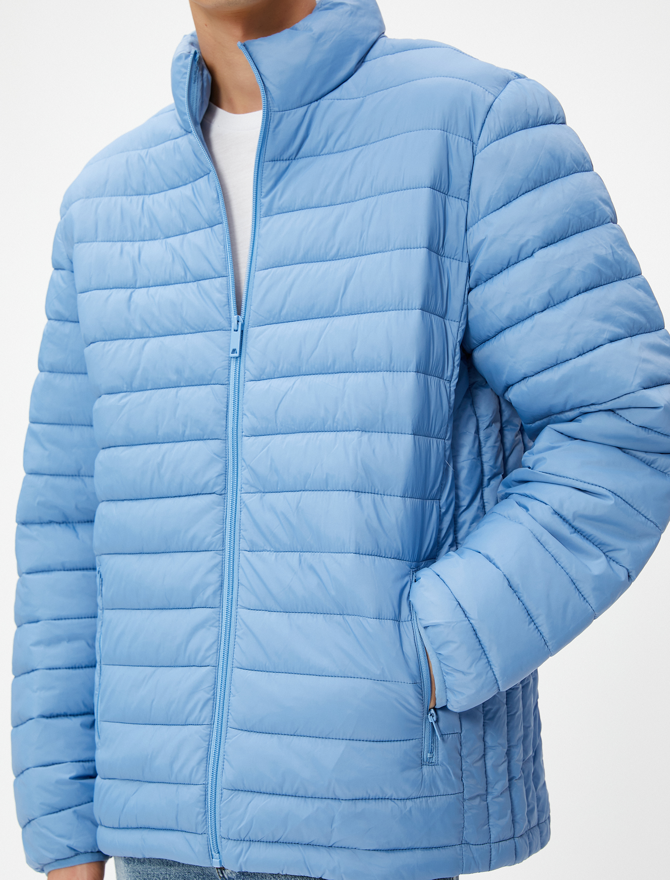   Mevsimlik Şişme Mont Dik Yaka Kolları Lastikli Fermuarlı Cep Detaylı