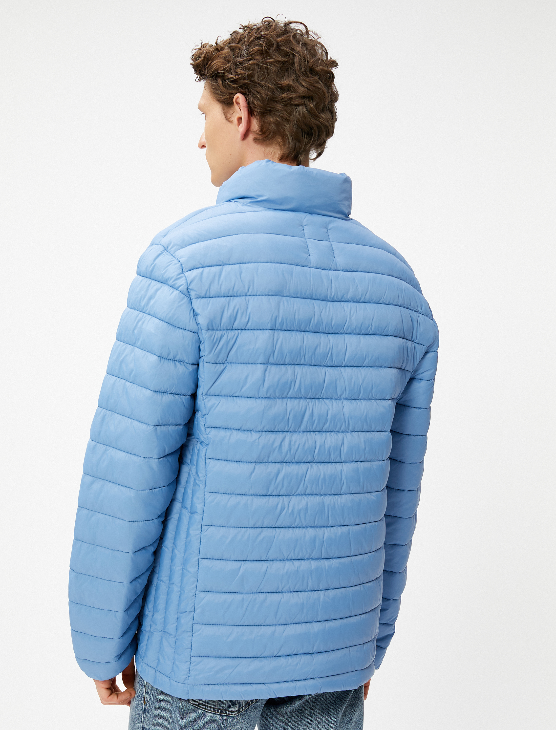   Mevsimlik Şişme Mont Dik Yaka Kolları Lastikli Fermuarlı Cep Detaylı