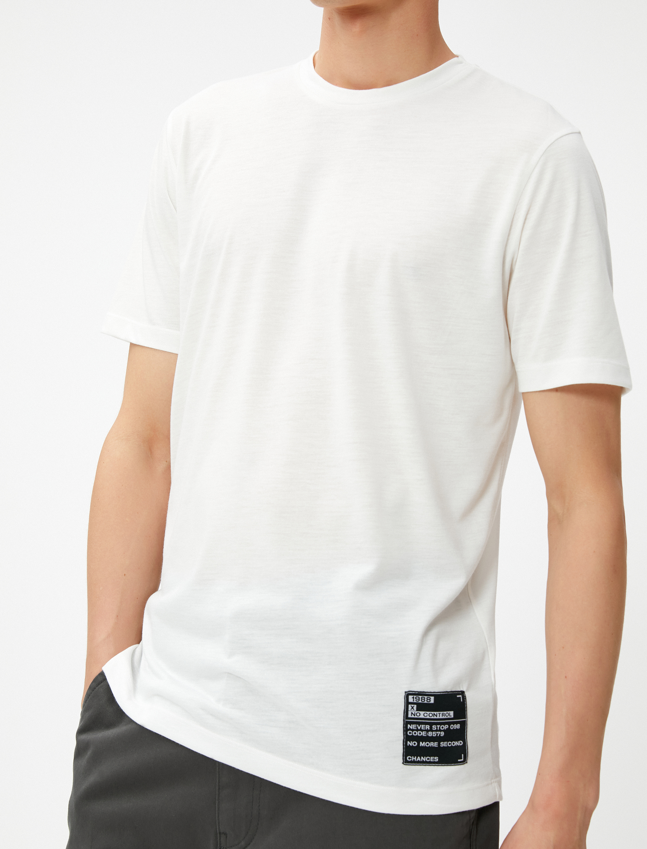   Basic Tişört Etiket Detaylı Bisiklet Yaka Viskon Karışımlı