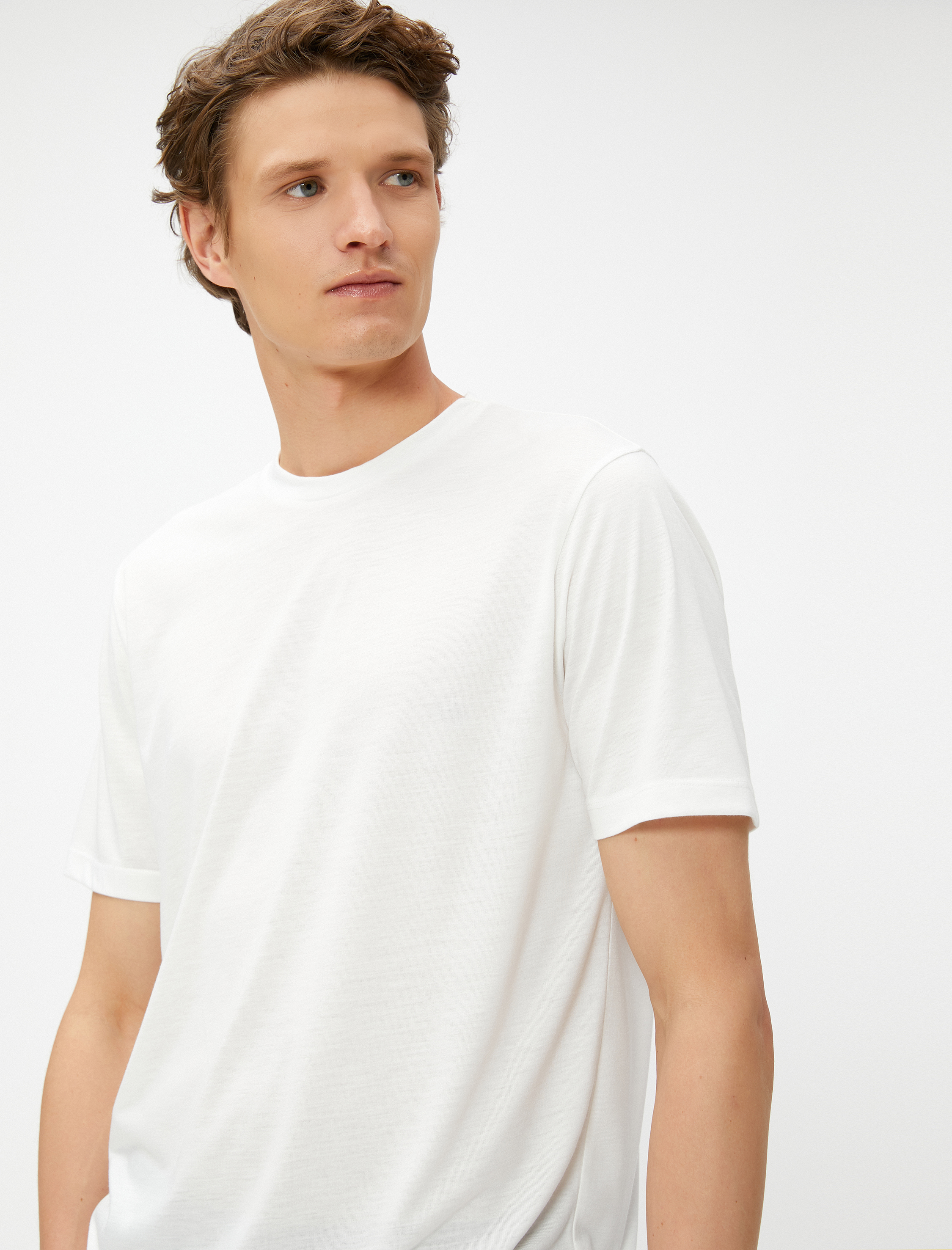   Basic Tişört Etiket Detaylı Bisiklet Yaka Viskon Karışımlı