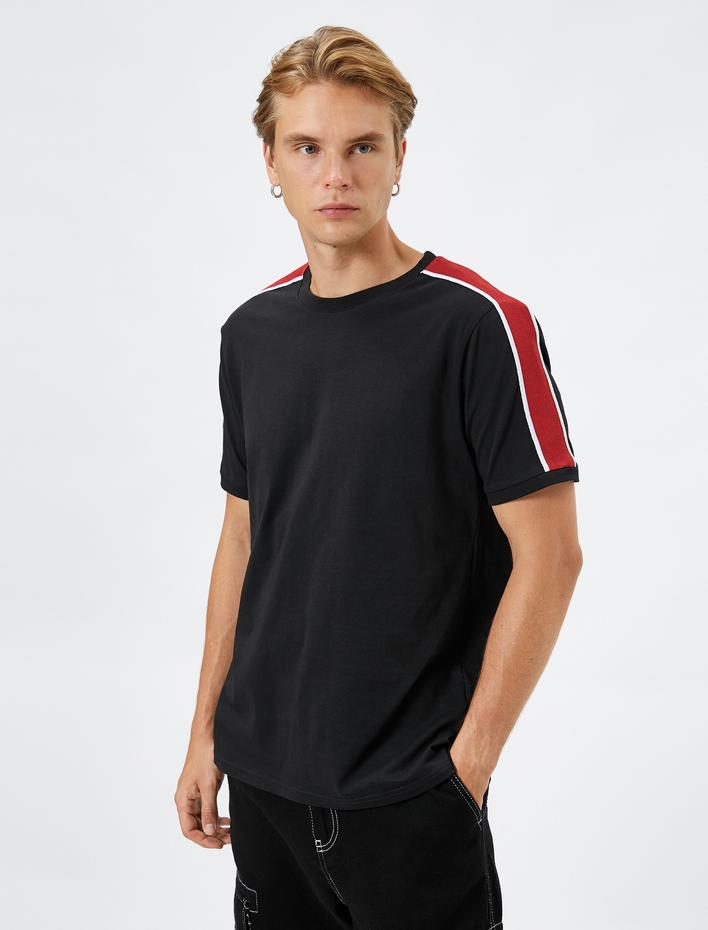  Bisiklet Yaka Tişört Şerit Baskı Detaylı Kısa Kollu