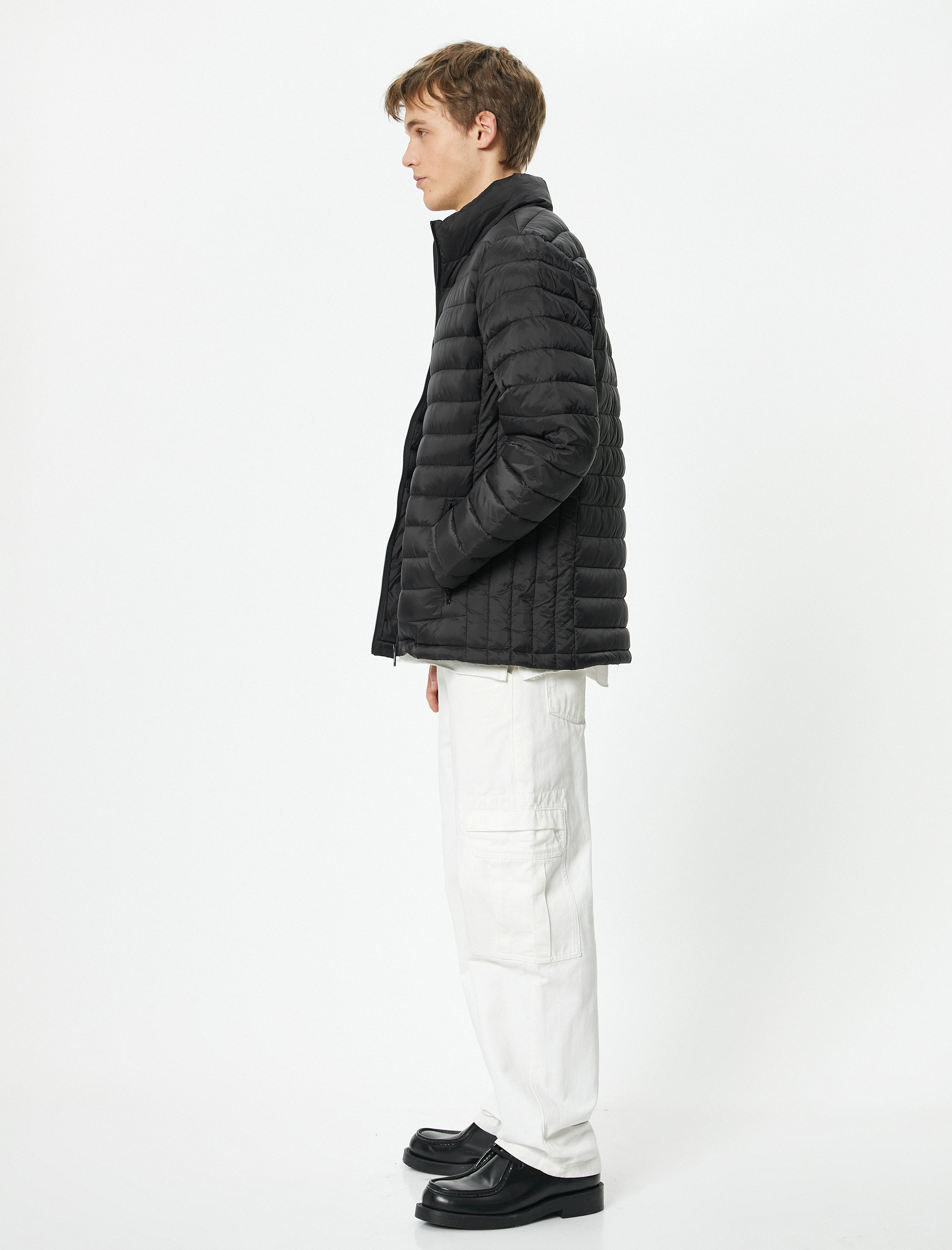   Mevsimlik Şişme Mont Dik Yaka Kolları Lastikli Fermuarlı Cep Detaylı