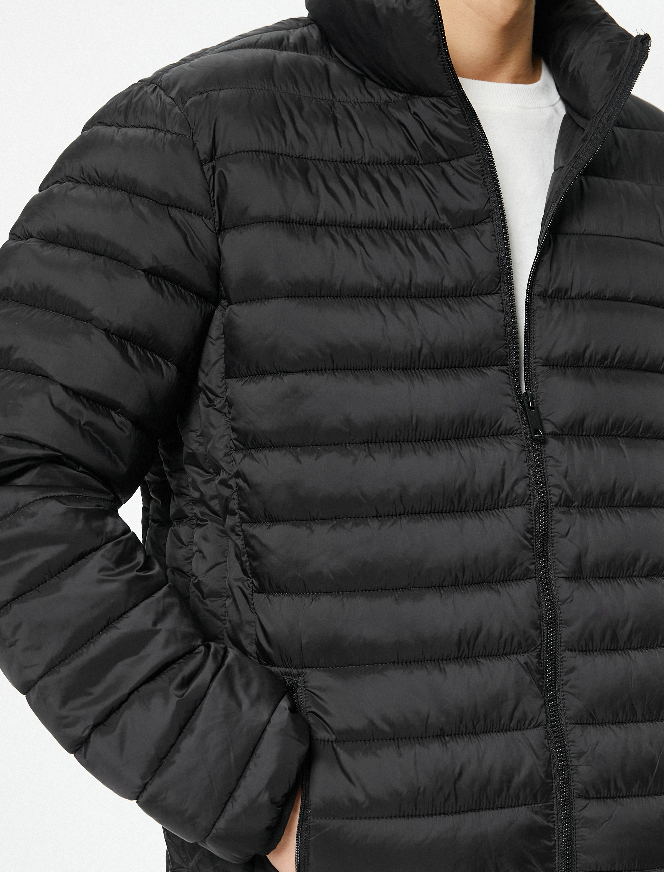   Mevsimlik Şişme Mont Dik Yaka Kolları Lastikli Fermuarlı Cep Detaylı