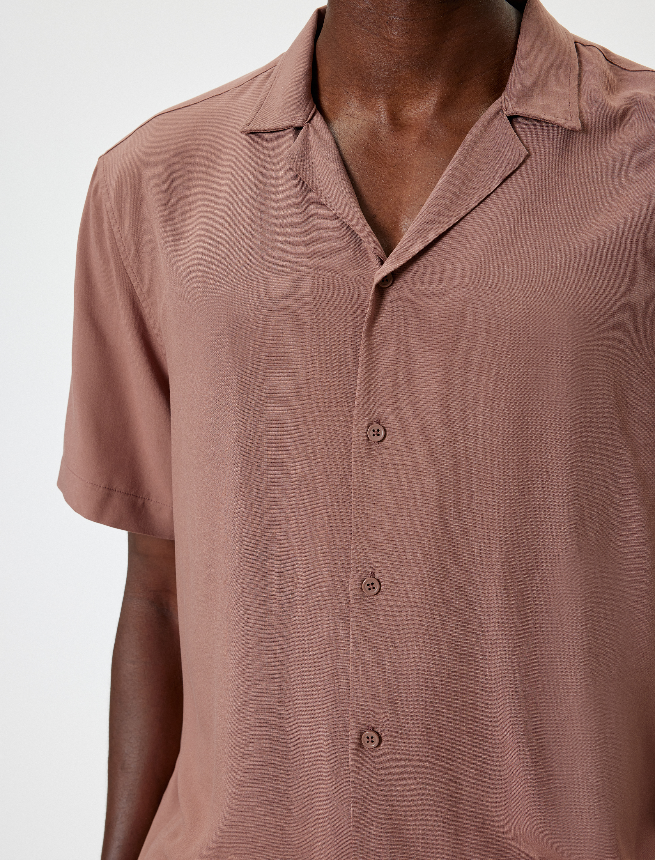 Yazlık Gömlek Kısa Kollu Devrik Yaka Düğmeli Viskon Kumaş Regular Fit