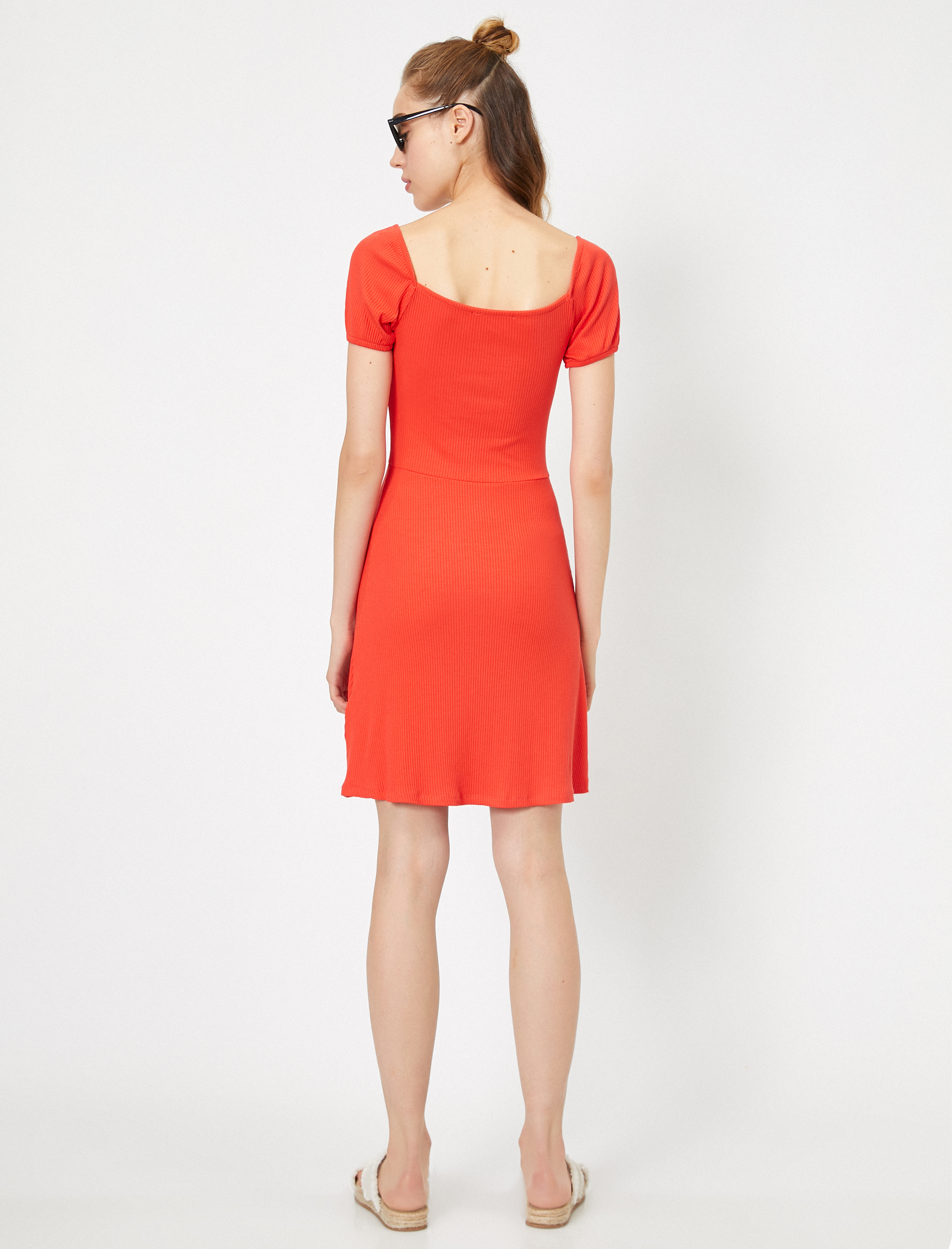   Yaka Detaylı Büzgülü Kısa Kollu Midi Elbise