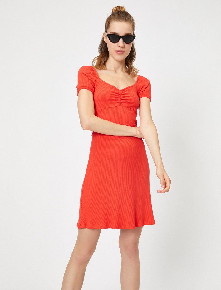  Yaka Detaylı Büzgülü Kısa Kollu Midi Elbise